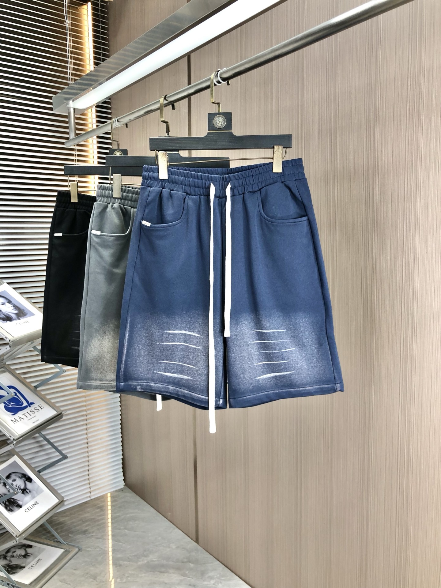 NO:161875,.Balenica. New spring and summer elastic strap casual shorts, customized counter fabric, breathable and comfortable, impeccable details, brand element design concept, h reflects high quality.8 delicate and soft feel!  It is casually cut, with a great upper body style!  Count s-xxL.s wear 27.28, balenciaga, shorts, alexander wang19860909.巴黎世家.25春夏新款松紧带休闲短裤,专柜定制面料 透气舒适度高,细节无可挑剔,品牌元素设计理念,h体现高品质.8手感细腻柔软！呈现休闲裁剪,上身版型超赞！码数s-xxL.s穿27.28,,balenciaga,shorts,alexander wang,Men's clothing