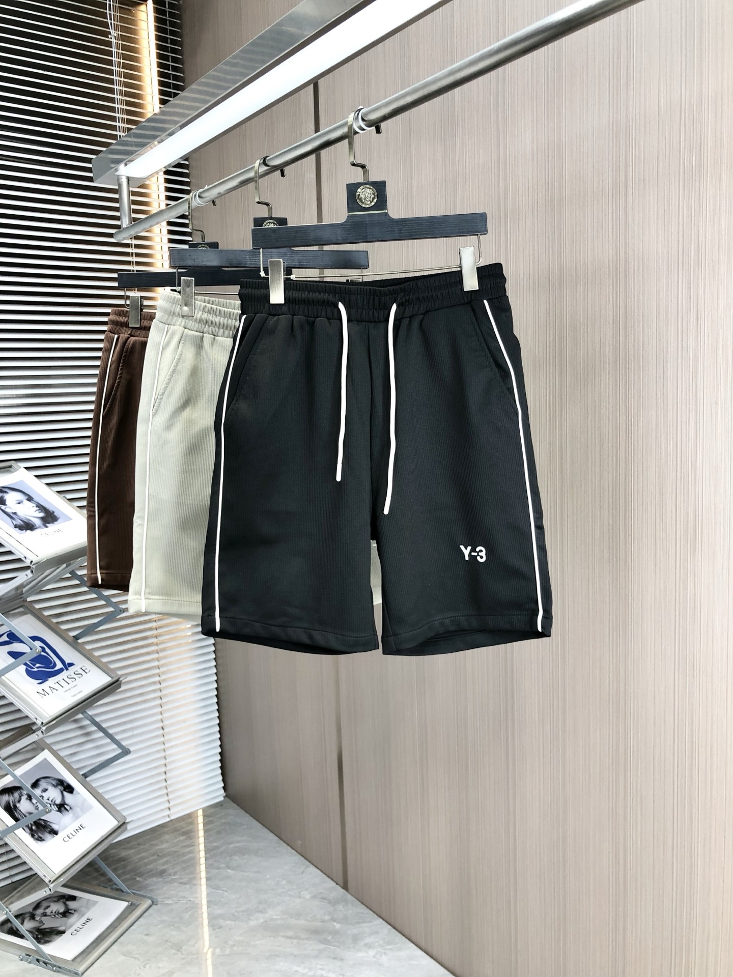 NO:161878,.Y3.25 spring and summer new elastic strap casual shorts, customized counter fabric, breathable and comfortable, impeccable details, brand element design concept, h reflects high quality.8 delicate and soft feel!  It is casually cut, with a great upper body style!  Count s-xxL.s wear 27.28, shorts, alexander wang19860909.Y3.25春夏新款松紧带休闲短裤,专柜定制面料 透气舒适度高,细节无可挑剔,品牌元素设计理念,h体现高品质.8手感细腻柔软！呈现休闲裁剪,上身版型超赞！码数s-xxL.s穿27.28,,shorts,alexander wang,Men's clothing