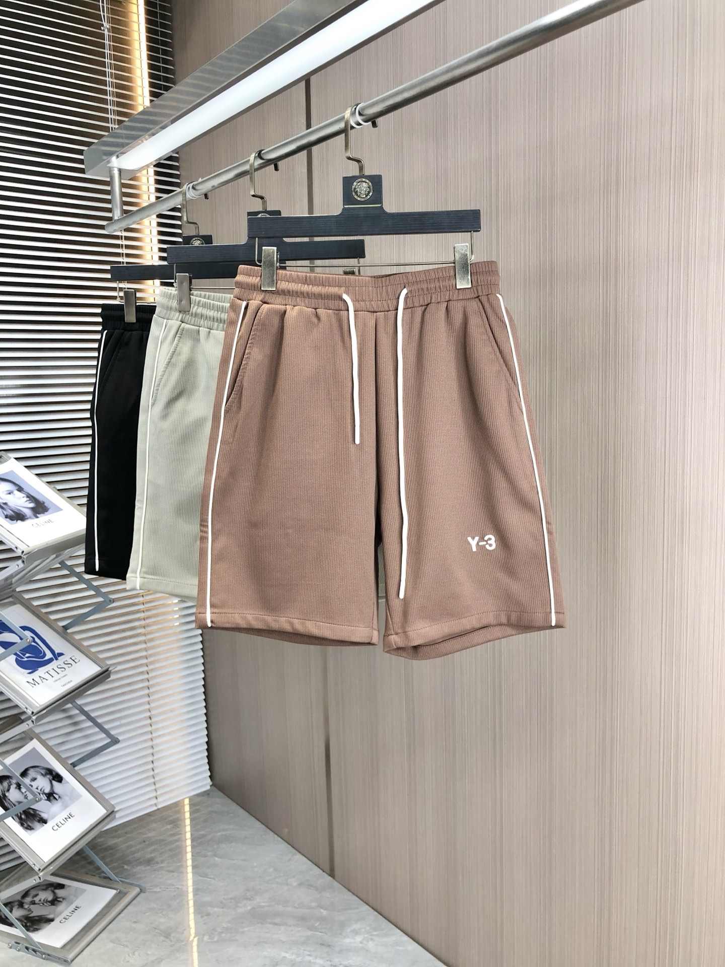 NO:161880,.Y3.25 spring and summer new elastic strap casual shorts, customized counter fabric, breathable and comfortable, impeccable details, brand element design concept, h reflects high quality.8 delicate and soft feel!  It is casually cut, with a great upper body style!  Count s-xxL.s wear 27.28, shorts, alexander wang19860909.Y3 .25春夏新款松紧带休闲短裤,专柜定制面料 透气舒适度高,细节无可挑剔,品牌元素设计理念,h体现高品质.8手感细腻柔软！呈现休闲裁剪,上身版型超赞！码数s-xxL.s穿27.28,,shorts,alexander wang,Men's clothing