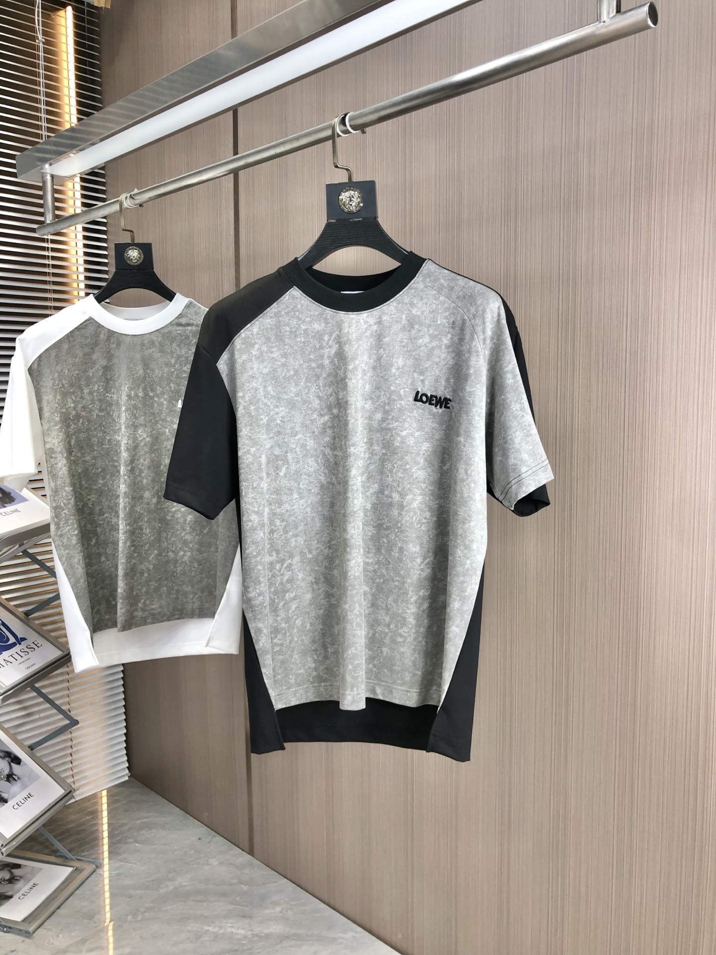 NO:161883,.Luo Yiwei. 2025 spring and summer new product, fashionable round neck short sleeve high-end custom versatile style!  More practical, anyone can easily control it. It is made of modal spandex fabric, luxurious and classic brand logo design, h is very high-end and must-have if you understand the goods!  The style is a slim fit style, very exquisite, 6 shows aura, and highlights the exquisiteness of men. This is the unique feature, the right slim fit, and the upper body effect is very good. Size M-3XL m wears 175/130, loewe, T-shirt, alexander wang19860909.罗意威.2025春夏新品时尚圆领短袖高级定制百搭款式！更有实用感 任何人都可以轻松驾驭 采用莫代尔氨纶面料制作,奢华经典品牌logo设计,h非常显档次懂货的必须入！版型剪裁属于修身款 非常精致,6显气场,又会凸显男士的精致,这就是独到之处,恰到好处的修身,上身效果非常赞.尺码M-3XL m穿175/130,,loewe,T-shirt,alexander wang,Men's clothing