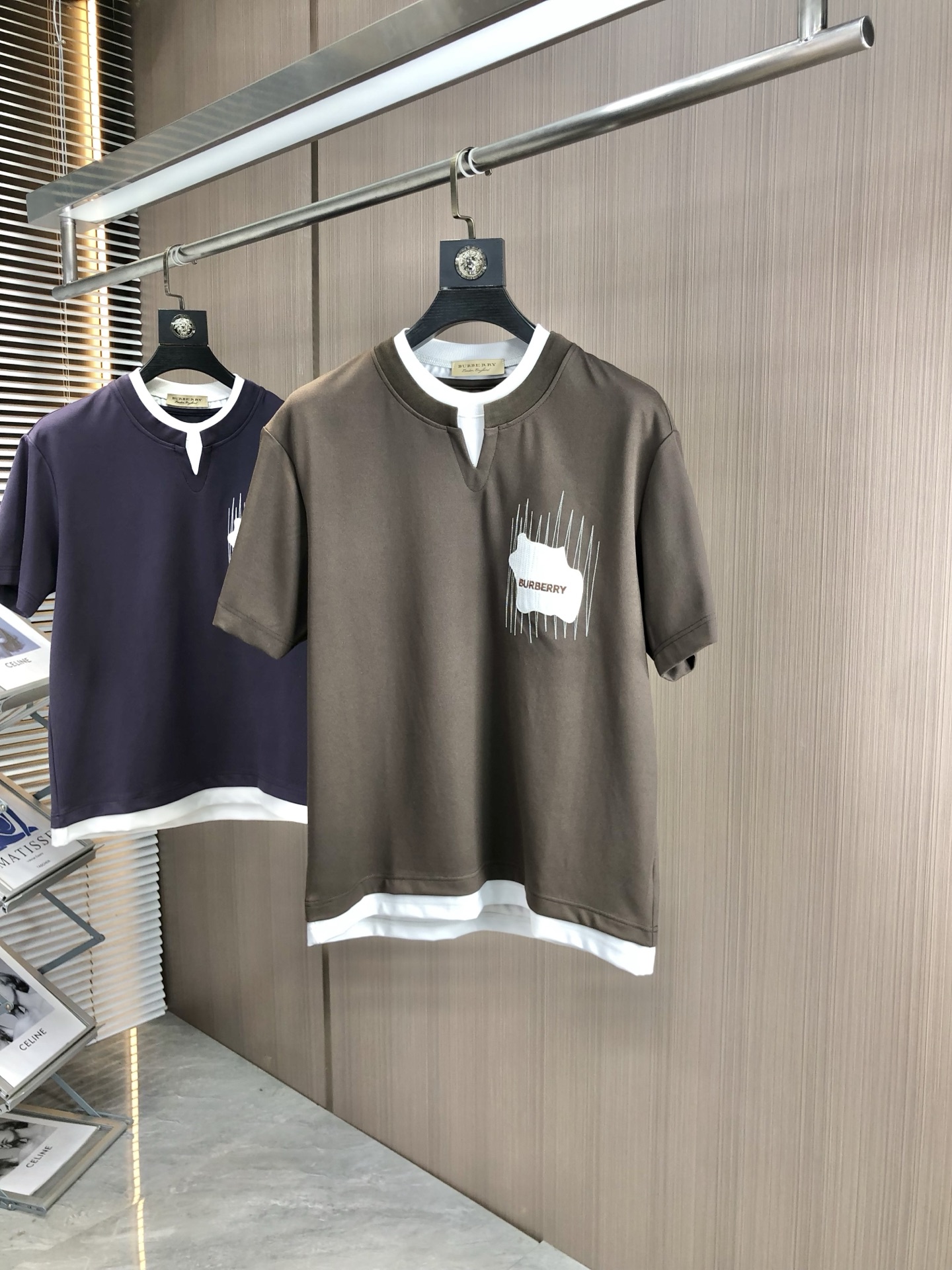 NO:161886,.Burberry.2025 spring and summer new product, fashionable round neck short sleeve high-end custom versatile style!  More practical, anyone can easily control it. It is made of modal spandex fabric, luxurious and classic brand logo design, h is very high-end and must-have if you understand the goods!  The style is a slim fit style, very exquisite, 6 shows aura, and highlights the exquisiteness of men. This is the unique feature, the right slim fit, and the upper body effect is very good. Size M-3XL m wears 175/130, burberry, T-shirt, alexander wang19860909.巴宝莉.2025春夏新品时尚圆领短袖高级定制百搭款式！更有实用感 任何人都可以轻松驾驭 采用莫代尔氨纶面料制作,奢华经典品牌logo设计,h非常显档次懂货的必须入！版型剪裁属于修身款 非常精致,6显气场,又会凸显男士的精致,这就是独到之处,恰到好处的修身,上身效果非常赞.尺码M-3XL m穿175/130,,burberry,T-shirt,alexander wang,Men's clothing