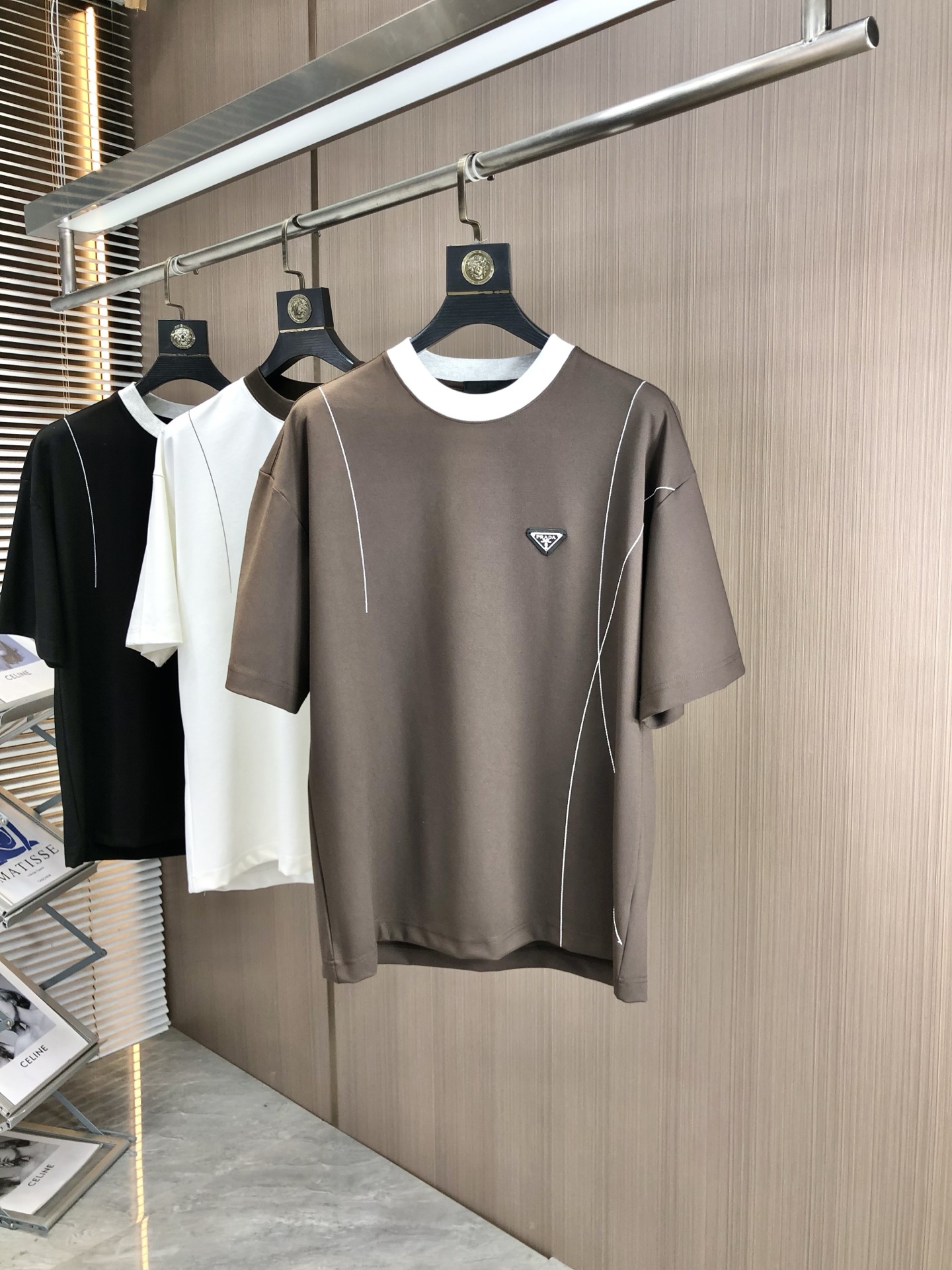 NO:161889,.Prada. 2025 spring and summer new product, fashionable round neck short sleeve high-end custom versatile style!  More practical, anyone can easily control it. It is made of modal spandex fabric, luxurious and classic brand logo design, h is very high-end and must-have if you understand the goods!  The style is a slim fit style, very exquisite, 6 shows aura, and highlights the exquisiteness of men. This is the unique feature, the right slim fit, and the upper body effect is very good. Size M-3XL m wears 175/130, prada, T-shirt, alexander wang19860909.普拉达.2025春夏新品时尚圆领短袖高级定制百搭款式！更有实用感 任何人都可以轻松驾驭 采用莫代尔氨纶面料制作,奢华经典品牌logo设计,h非常显档次懂货的必须入！版型剪裁属于修身款 非常精致,6显气场,又会凸显男士的精致,这就是独到之处,恰到好处的修身,上身效果非常赞.尺码M-3XL m穿175/130,,prada,T-shirt,alexander wang,Men's clothing