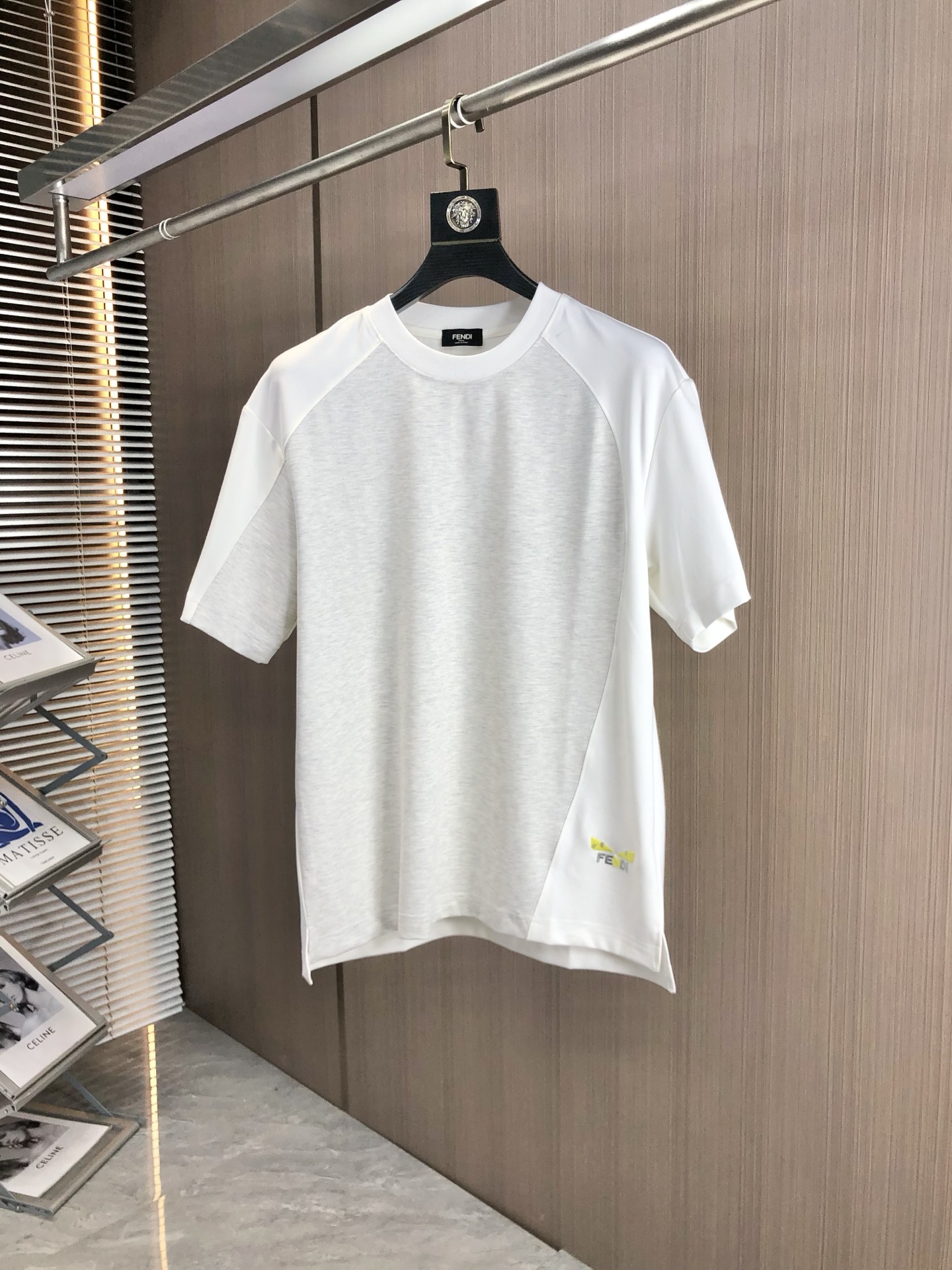 NO:161892,.Fendi. 2025 spring and summer new product fashionable round neck short sleeve high-end custom versatile style!  More practical, anyone can easily control it. It is made of modal spandex fabric, luxurious and classic brand logo design, h is very high-end and must-have if you understand the goods!  The style is a slim fit style, very exquisite, 6 shows aura, and highlights the exquisiteness of men. This is the unique feature, the right slim fit, and the upper body effect is very good. Size M-3XL m wears 175/130, fendi, T-shirt, alexander wang19860909.芬迪.2025春夏新品时尚圆领短袖高级定制百搭款式！更有实用感 任何人都可以轻松驾驭 采用莫代尔氨纶面料制作,奢华经典品牌logo设计,h非常显档次懂货的必须入！版型剪裁属于修身款 非常精致,6显气场,又会凸显男士的精致,这就是独到之处,恰到好处的修身,上身效果非常赞.尺码M-3XL m穿175/130,,fendi,T-shirt,alexander wang,Men's clothing