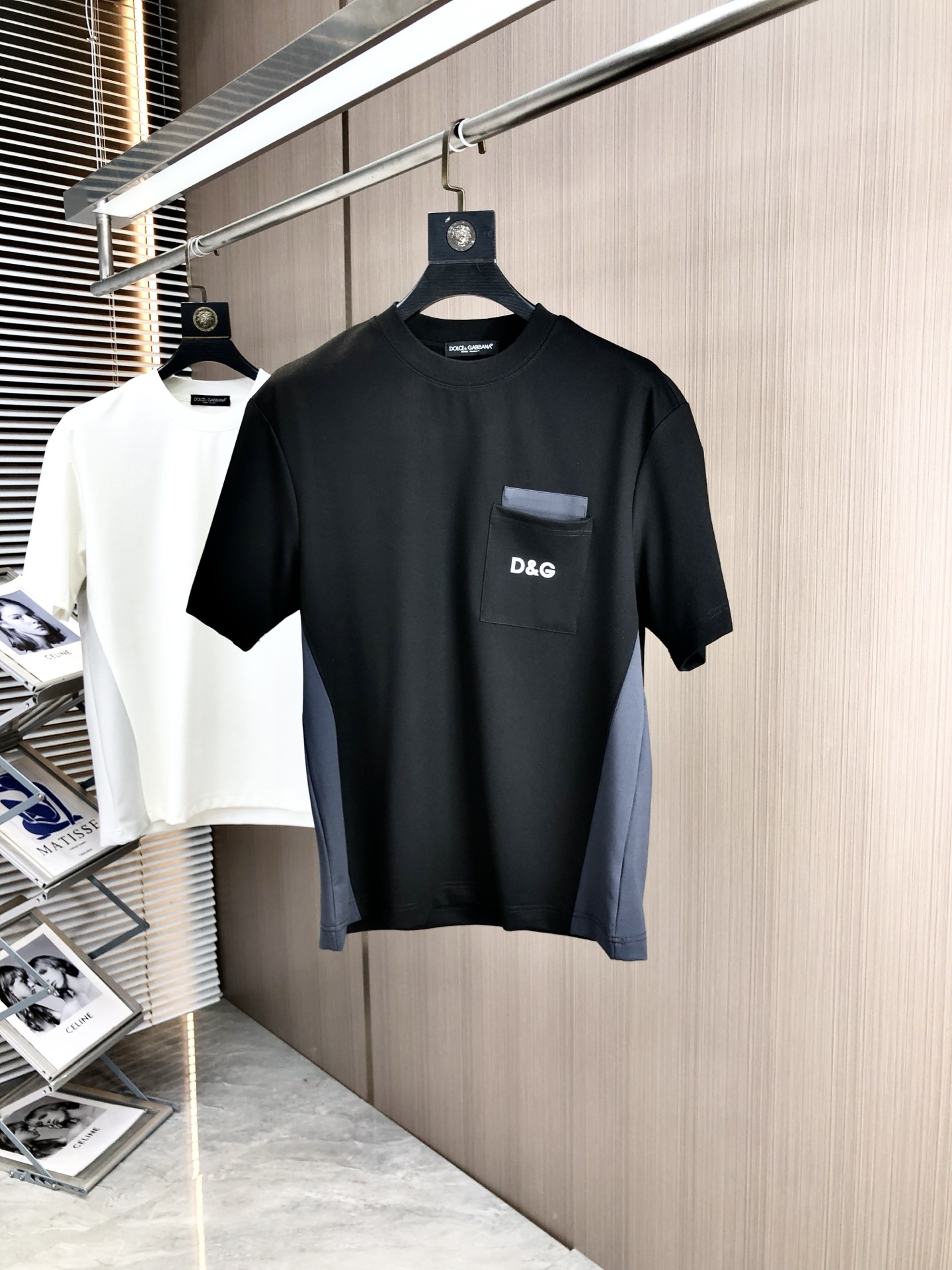 NO:161895,.D&G.2025 spring and summer new product fashionable round neck short sleeve high-end custom versatile style!  More practical, anyone can easily control it. It is made of modal spandex fabric, luxurious and classic brand logo design, h is very high-end and must-have if you understand the goods!  The style is a slim fit style, very exquisite, 6 shows aura, and highlights the exquisiteness of men. This is the unique feature, just right slim fit, and the upper body effect is very good. Size M-3XL m wears 175/130, Dolce & Gabbana, T-shirt, alexander wang19860909.D&G.2025春夏新品时尚圆领短袖高级定制百搭款式！更有实用感 任何人都可以轻松驾驭 采用莫代尔氨纶面料制作,奢华经典品牌logo设计,h非常显档次懂货的必须入！版型剪裁属于修身款 非常精致,6显气场,又会凸显男士的精致,这就是独到之处,恰到好处的修身,上身效果非常赞.尺码M-3XL m穿175/130,,Dolce&Gabbana,T-shirt,alexander wang,Men's clothing