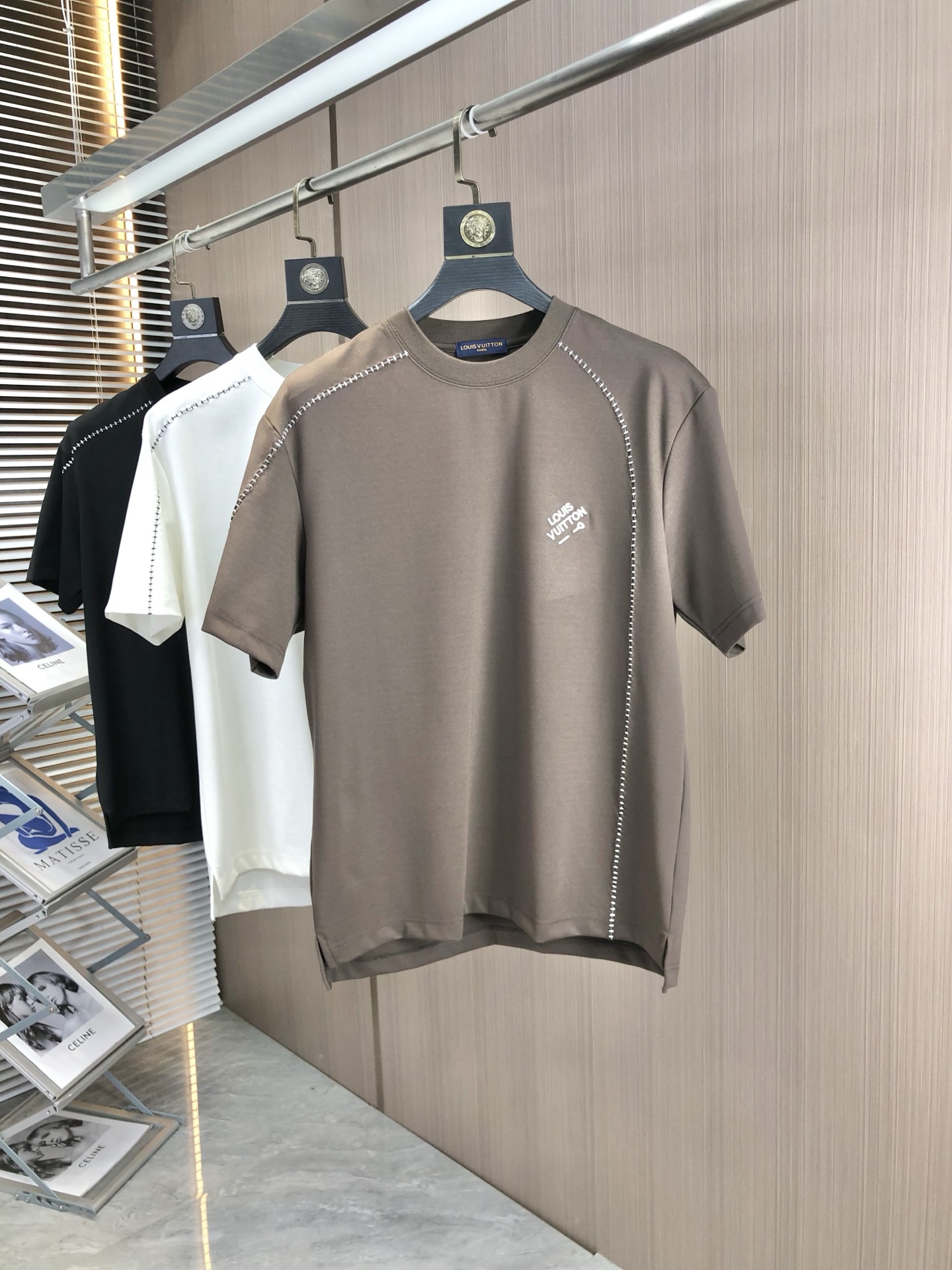 NO:161901,.Lv.2025 spring and summer new product fashionable round neck short sleeve high-end custom versatile style!  More practical, anyone can easily control it. It is made of modal spandex fabric, luxurious and classic brand logo design, h is very high-end and must-have if you understand the goods!  The style is a slim fit style, very exquisite, 6 shows aura, and highlights the exquisiteness of men. This is the unique feature, the right slim fit, and the upper body effect is very good. Size M-3XL m wears 175/130, louis vuitton, T-shirt, alexander wang19860909.Lv.2025春夏新品时尚圆领短袖高级定制百搭款式！更有实用感 任何人都可以轻松驾驭 采用莫代尔氨纶面料制作,奢华经典品牌logo设计,h非常显档次懂货的必须入！版型剪裁属于修身款 非常精致,6显气场,又会凸显男士的精致,这就是独到之处,恰到好处的修身,上身效果非常赞.尺码M-3XL m穿175/130,,louis vuitton,T-shirt,alexander wang,Men's clothing