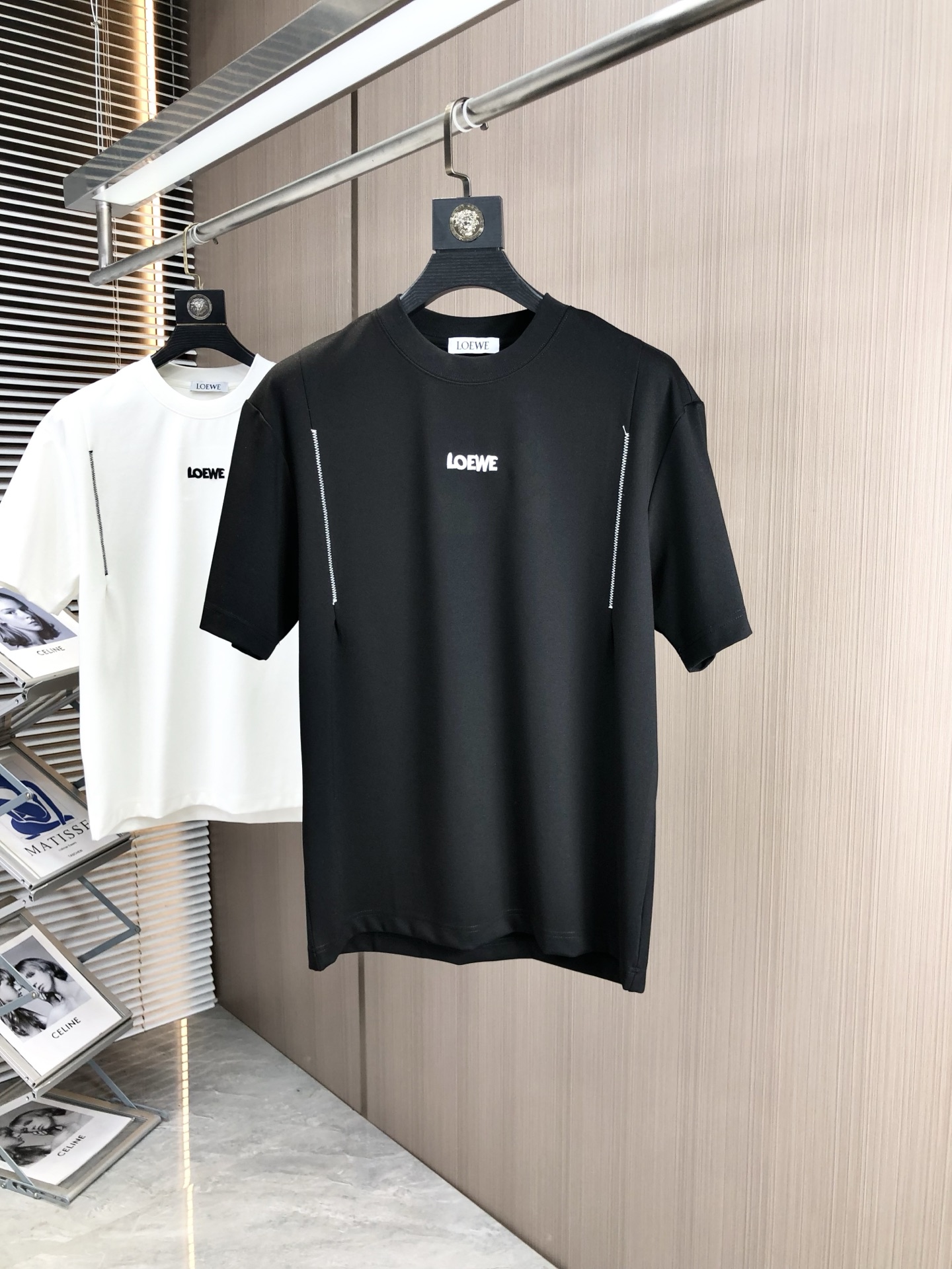 NO:161904,.Luo Yiwei. 2025 spring and summer new product, fashionable round neck short sleeve high-end custom versatile style!  More practical, anyone can easily control it. It is made of modal spandex fabric, luxurious and classic brand logo design, h is very high-end and must-have if you understand the goods!  The style is a slim fit style, very exquisite, 6 shows aura, and highlights the exquisiteness of men. This is the unique feature, the right slim fit, and the upper body effect is very good. Size M-3XL m wears 175/130, loewe, T-shirt, alexander wang19860909.罗意威.2025春夏新品时尚圆领短袖高级定制百搭款式！更有实用感 任何人都可以轻松驾驭 采用莫代尔氨纶面料制作,奢华经典品牌logo设计,h非常显档次懂货的必须入！版型剪裁属于修身款 非常精致,6显气场,又会凸显男士的精致,这就是独到之处,恰到好处的修身,上身效果非常赞.尺码M-3XL m穿175/130,,loewe,T-shirt,alexander wang,Men's clothing