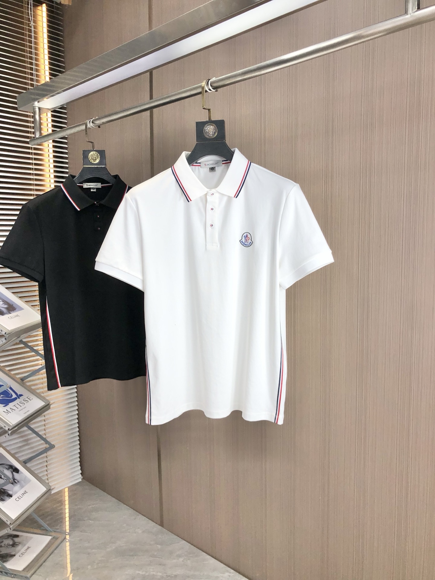 NO:161879,.The 2025 spring and summer new men's logo short-sleeved polo shirt continues the classic business casual lapel POLO shirt. This Polo shirt is made of mercerized double-sided cotton bead floor fabric, and the timeless design can transcend fashion trends. The classic style, the 2-brand LOGO three-dimensional and unique, making the overall more detailed. The combination style, the fabric is made of all-cotton beaded material, comfortable, skin-friendly, breathable, and is a very practical model for daily commuting and leisure. Highly recommended. Size M-3XL m wear 175/130, Moncler, T-shirt, alexander wang19860909.蒙口 .2025春夏新款男士标识短袖polo衫,延续经典商务休闲翻领POLO恤.该款Polo衫采用丝光双面棉质珠地面料制成,隽永设计可跨越时尚潮流.经典款型,2品牌LOGO立体别致,让整体更具细节感 合体的版型,面料采用全棉珠地料,舒适,亲肤,透气好,平时通勤休闲都很实穿的一款 强烈推荐.尺码M-3XL m穿175/130,,Moncler,T-shirt,alexander wang,Men's clothing