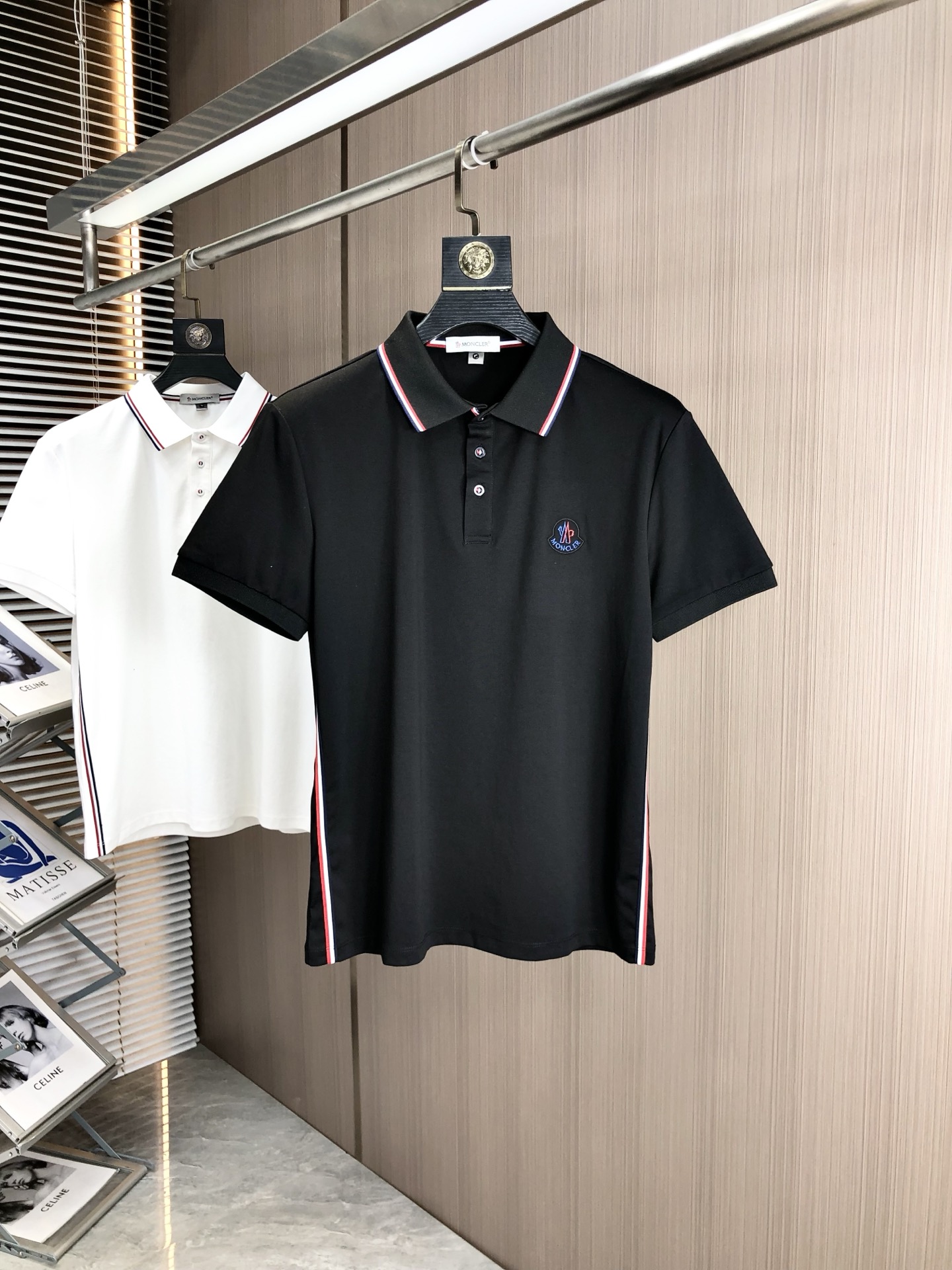 NO:161882,.The 2025 spring and summer new men's logo short-sleeved polo shirt continues the classic business casual lapel POLO shirt. This Polo shirt is made of mercerized double-sided cotton bead floor fabric, and the timeless design can transcend fashion trends. The classic style, the 2-brand LOGO three-dimensional and unique, making the overall more detailed. The combination style, the fabric is made of all-cotton beaded material, comfortable, skin-friendly, breathable, and is a very practical wear for daily commuting and leisure. Highly recommended. Size M-3XL m wear 175/130, Moncler, T-shirt, alexander wang19860909.蒙口.2025春夏新款男士标识短袖polo衫,延续经典商务休闲翻领POLO恤.该款Polo衫采用丝光双面棉质珠地面料制成,隽永设计可跨越时尚潮流.经典款型,2品牌LOGO立体别致,让整体更具细节感 合体的版型,面料采用全棉珠地料,舒适,亲肤,透气好,平时通勤休闲都很实穿的一款 强烈推荐.尺码M-3XL m穿175/130,,Moncler,T-shirt,alexander wang,Men's clothing