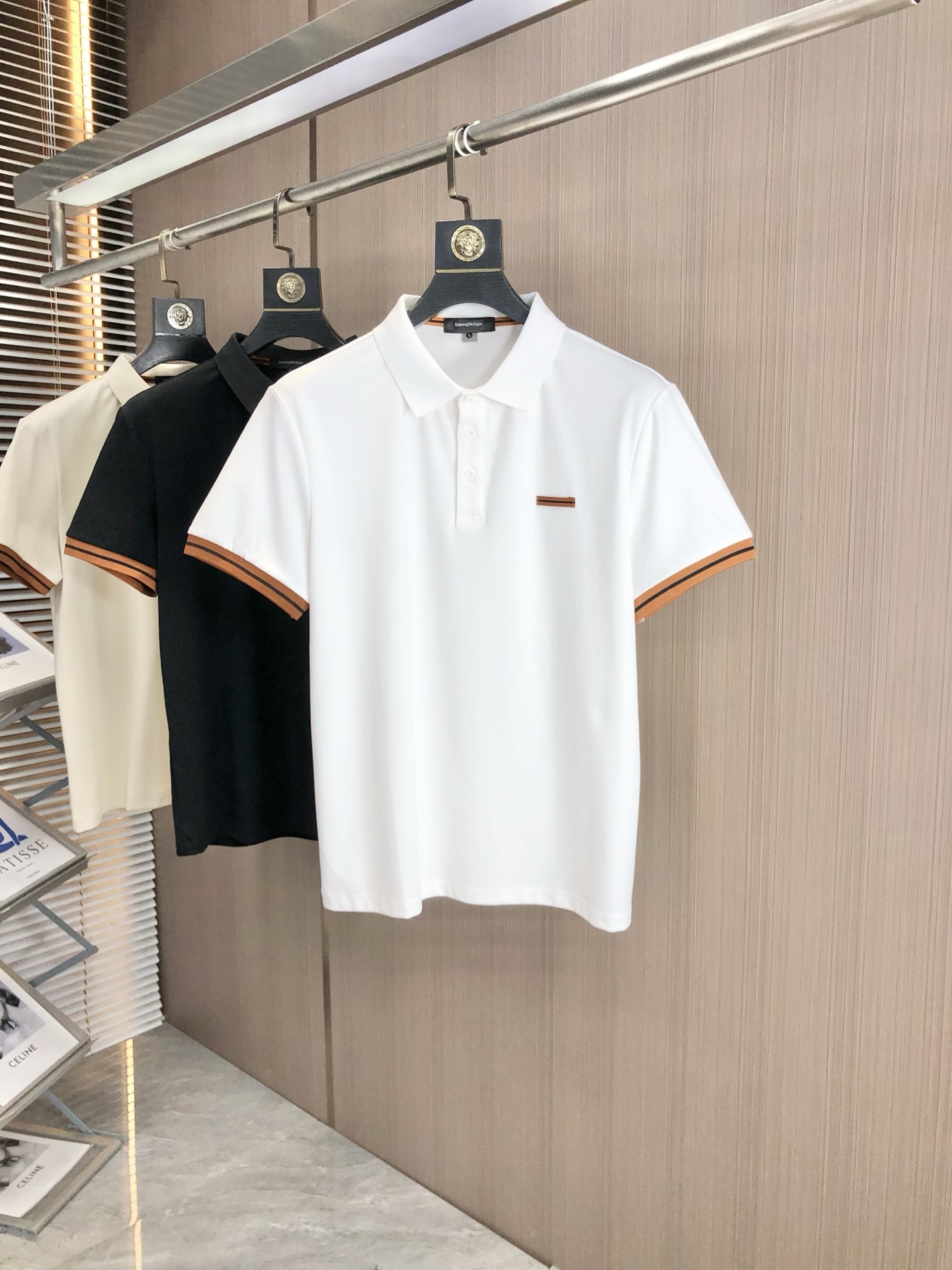 NO:161885,.Jenia. The new spring and summer 2025 new men's logo short-sleeved polo shirt, continuing the classic business casual lapel POLO shirt. This Polo shirt is made of mercerized double-sided cotton bead floor fabric, and the timeless design can transcend fashion trends. Classic style, 2-brand LOGO three-dimensional and unique, making the whole more detailed. The combination style, the fabric is made of cotton beaded material, comfortable, skin-friendly, breathable, and is a very practical model for daily commuting and leisure. Highly recommended. Size M-3XL m wear 175/130, zegna, T-shirt, alexander wang19860909.杰尼亚.2025春夏新款男士标识短袖polo衫,延续经典商务休闲翻领POLO恤.该款Polo衫采用丝光双面棉质珠地面料制成,隽永设计可跨越时尚潮流.经典款型,2品牌LOGO立体别致,让整体更具细节感 合体的版型,面料采用全棉珠地料,舒适,亲肤,透气好,平时通勤休闲都很实穿的一款 强烈推荐.尺码M-3XL m穿175/130,,zegna,T-shirt,alexander wang,Men's clothing