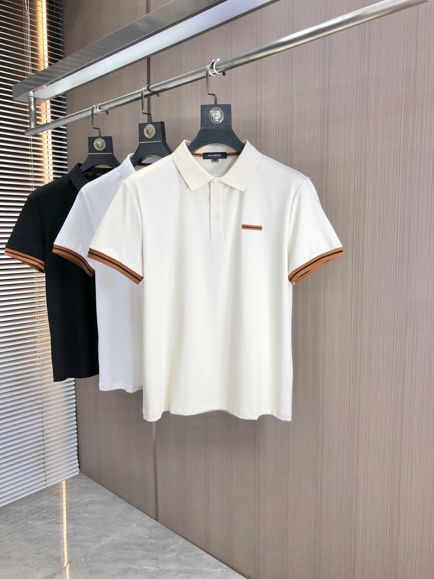 NO:161888,.Jenia .2025 spring and summer new men's logo short-sleeved polo shirt, continuing the classic business casual lapel POLO shirt. This Polo shirt is made of mercerized double-sided cotton bead floor fabric, and the timeless design can transcend fashion trends. Classic style, 2-brand LOGO three-dimensional and unique, making the overall more detailed. The combination style, the fabric is made of cotton beaded material, comfortable, skin-friendly, breathable, and is a very practical wear for daily commuting and leisure. Highly recommended. Size M-3XL m wear 175/130, zegna, T-shirt, alexander wang19860909.杰尼亚 .2025春夏新款男士标识短袖polo衫,延续经典商务休闲翻领POLO恤.该款Polo衫采用丝光双面棉质珠地面料制成,隽永设计可跨越时尚潮流.经典款型,2品牌LOGO立体别致,让整体更具细节感 合体的版型,面料采用全棉珠地料,舒适,亲肤,透气好,平时通勤休闲都很实穿的一款 强烈推荐.尺码M-3XL m穿175/130,,zegna,T-shirt,alexander wang,Men's clothing