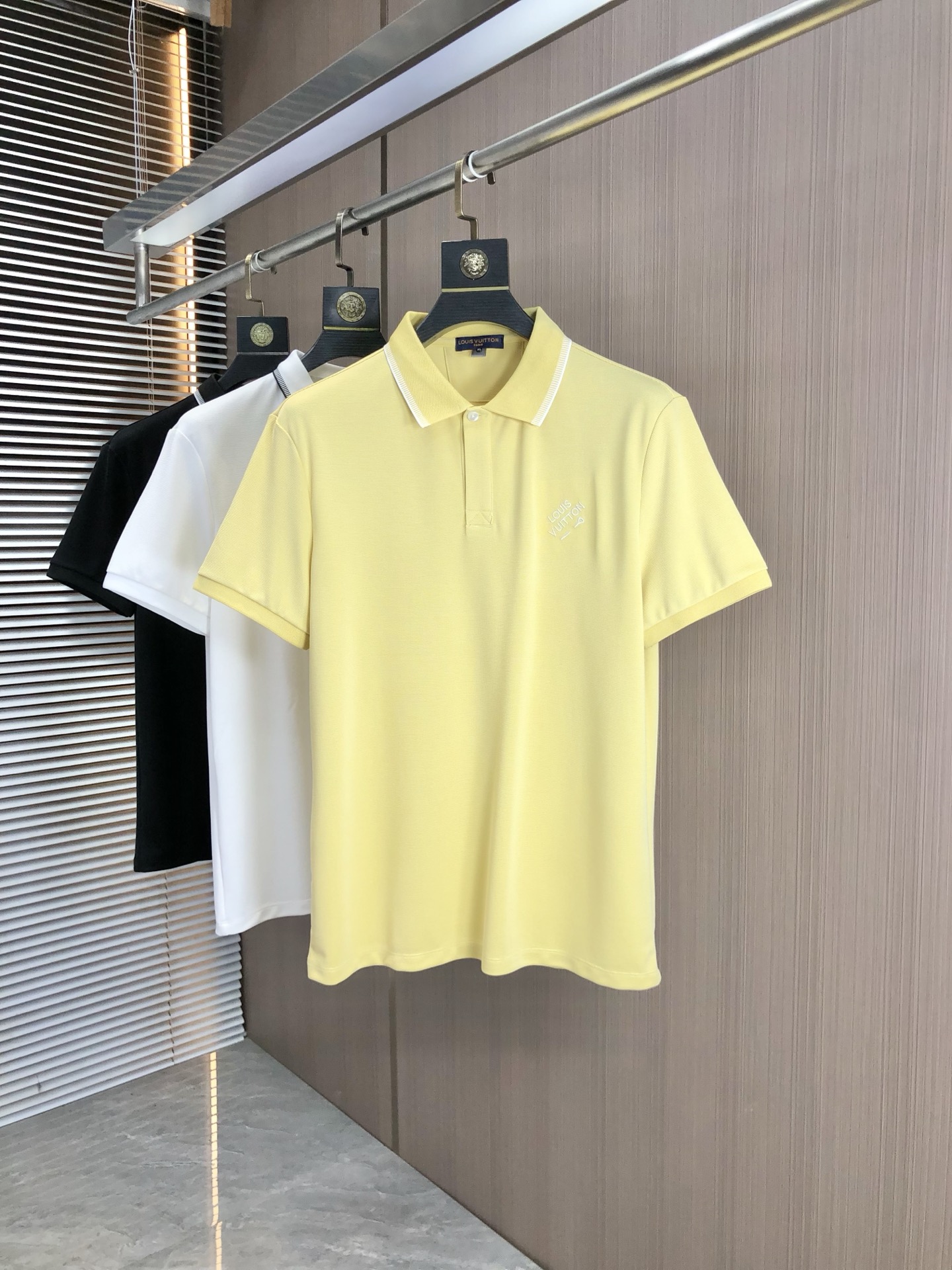 NO:161891,.Lv. 2025 spring and summer new men's logo short-sleeved polo shirt, continuing the classic business casual lapel POLO shirt. This Polo shirt is made of mercerized double-sided cotton bead floor fabric, and the timeless design can transcend fashion trends. Classic style, 2-brand LOGO three-dimensional and unique, making the whole more detailed. The combination style, the fabric is made of cotton beaded material, comfortable, skin-friendly, breathable, and is a very practical wear for daily commuting and leisure. Highly recommended. Size M-3XL m wear 175/130,,louis vuitton, T-shirt, alexander wang19860909.Lv.2025春夏新款男士标识短袖polo衫,延续经典商务休闲翻领POLO恤.该款Polo衫采用丝光双面棉质珠地面料制成,隽永设计可跨越时尚潮流.经典款型,2品牌LOGO立体别致,让整体更具细节感 合体的版型,面料采用全棉珠地料,舒适,亲肤,透气好,平时通勤休闲都很实穿的一款 强烈推荐.尺码M-3XL m穿175/130,,louis vuitton,T-shirt,alexander wang,Men's clothing