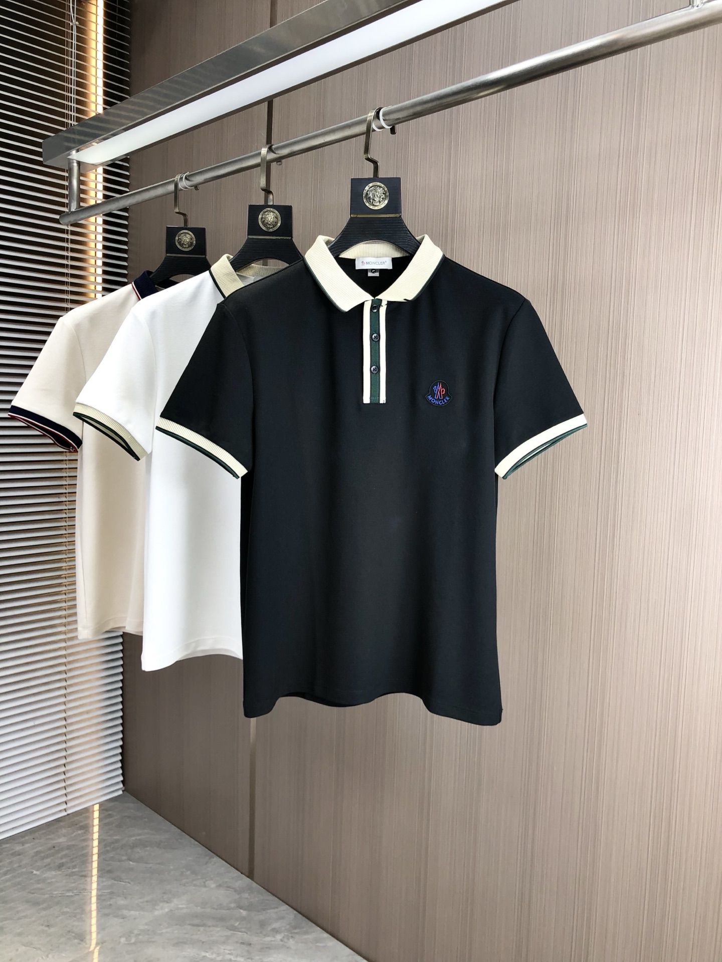 NO:161894,.The 2025 spring and summer new men's logo short-sleeved polo shirt continues the classic business casual lapel POLO shirt. This Polo shirt is made of mercerized double-sided cotton bead floor fabric, and the timeless design can transcend fashion trends. The classic style, the 2-brand LOGO three-dimensional and unique, making the overall more detailed. The combination style, the fabric is made of all-cotton beaded material, comfortable, skin-friendly, breathable, and is a very practical wear for daily commuting and leisure. Highly recommended. Size M-3XL m wear 175/130, Moncler, T-shirt, alexander wang19860909.蒙口.2025春夏新款男士标识短袖polo衫,延续经典商务休闲翻领POLO恤.该款Polo衫采用丝光双面棉质珠地面料制成,隽永设计可跨越时尚潮流.经典款型,2品牌LOGO立体别致,让整体更具细节感 合体的版型,面料采用全棉珠地料,舒适,亲肤,透气好,平时通勤休闲都很实穿的一款 强烈推荐.尺码M-3XL m穿175/130,,Moncler,T-shirt,alexander wang,Men's clothing