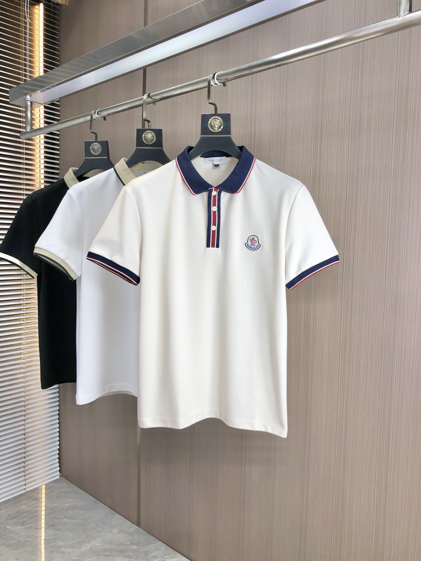 NO:161897,.The new men's logo short-sleeved polo shirt for 2025 spring and summer, continues the classic business casual lapel POLO shirt. This polo shirt is made of mercerized double-sided cotton bead floor fabric, and the timeless design can transcend fashion trends. The classic style, the 2-brand LOGO three-dimensional and unique, making the overall more detailed. The combination style, the fabric is made of all-cotton beaded material, comfortable, skin-friendly, breathable, and is a very practical wear for daily commuting and leisure. Highly recommended. Size M-3XL m wear 175/130, Moncler, T-shirt, alexander wang19860909.蒙口2025春夏新款男士标识短袖polo衫,延续经典商务休闲翻领POLO恤.该款Polo衫采用丝光双面棉质珠地面料制成,隽永设计可跨越时尚潮流.经典款型,2品牌LOGO立体别致,让整体更具细节感 合体的版型,面料采用全棉珠地料,舒适,亲肤,透气好,平时通勤休闲都很实穿的一款 强烈推荐.尺码M-3XL m穿175/130,,Moncler,T-shirt,alexander wang,Men's clothing