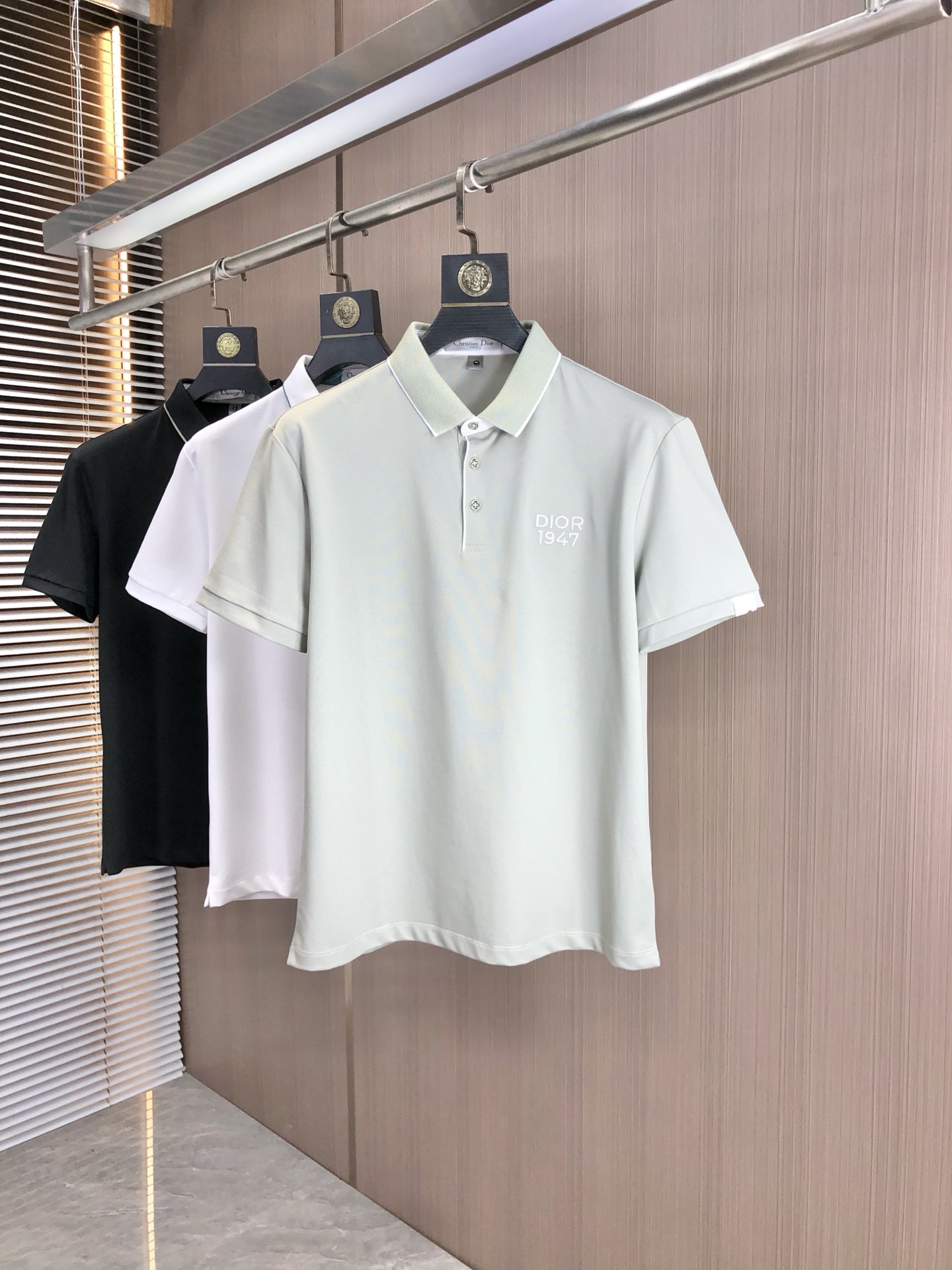 NO:161900,.Dior.2025 spring and summer new men's logo short-sleeved polo shirt, continuing the classic business casual lapel POLO shirt. This Polo shirt is made of mercerized double-sided cotton bead floor fabric, and the timeless design can transcend fashion trends. Classic style, 2-brand LOGO three-dimensional and unique, making the overall more detailed. The combination style, the fabric is made of cotton beaded material, comfortable, skin-friendly, breathable, and is a very practical wear for daily commuting and leisure. Highly recommended. Size M-3XL m wear 175/130,,dior,T-shirt,alexander wang19860909.Dior.2025春夏新款男士标识短袖polo衫,延续经典商务休闲翻领POLO恤.该款Polo衫采用丝光双面棉质珠地面料制成,隽永设计可跨越时尚潮流.经典款型,2品牌LOGO立体别致,让整体更具细节感 合体的版型,面料采用全棉珠地料,舒适,亲肤,透气好,平时通勤休闲都很实穿的一款 强烈推荐.尺码M-3XL m穿175/130,,dior,T-shirt,alexander wang,Men's clothing