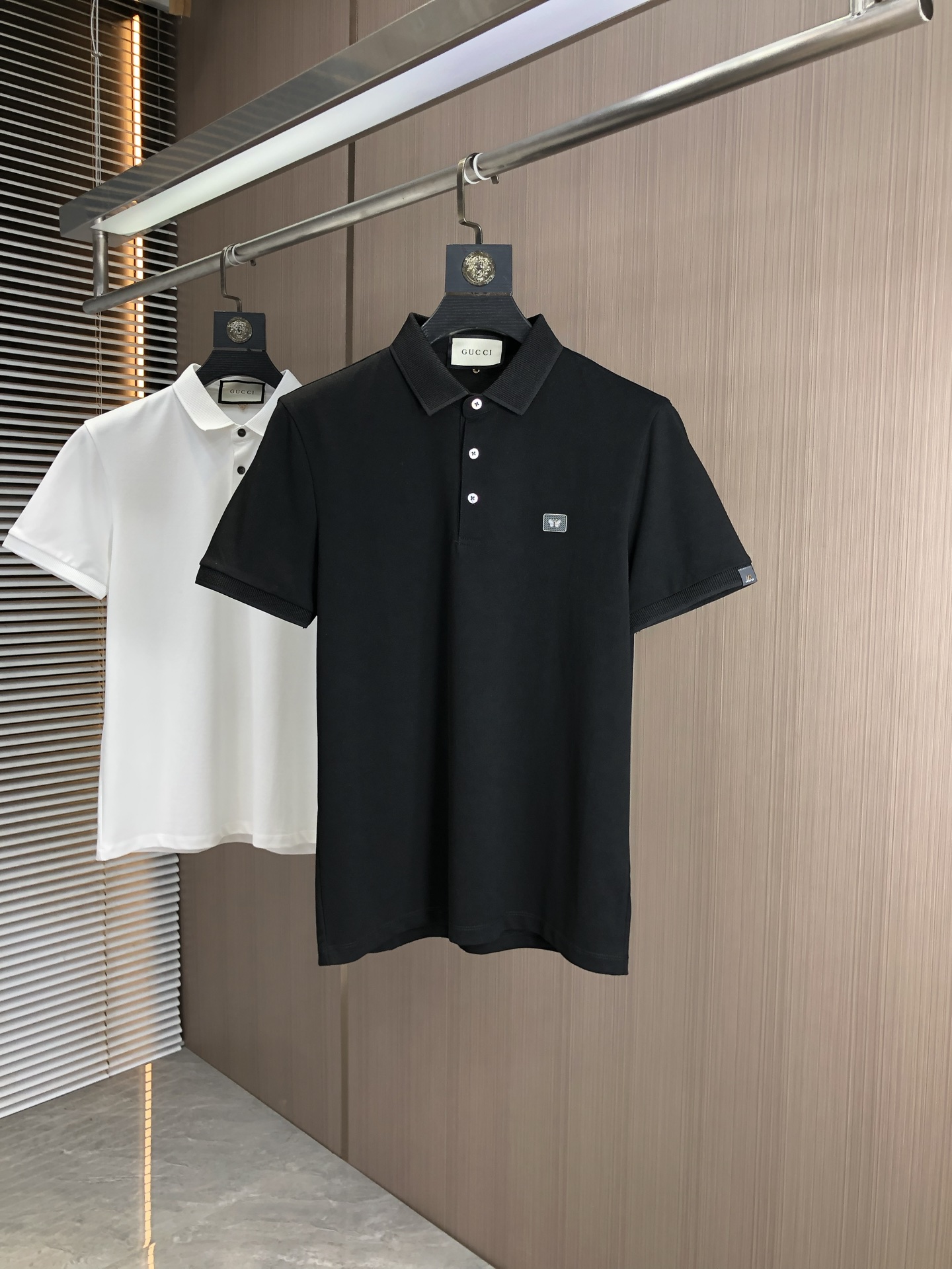 NO:161903,.Gucci.2025 spring and summer new men's logo short-sleeved polo shirt, continuing the classic business casual lapel POLO shirt. This Polo shirt is made of mercerized double-sided cotton bead floor fabric, and the timeless design can transcend fashion trends. Classic style, 2-brand LOGO three-dimensional and unique, making the overall more detailed. The combination style, the fabric is made of cotton beaded material, comfortable, skin-friendly, breathable, and is a very practical wear for daily commuting and leisure. Highly recommended. Size M-3XL m wear 175/130, gucci, T-shirt, alexander wang19860909.Gucci.2025春夏新款男士标识短袖polo衫,延续经典商务休闲翻领POLO恤.该款Polo衫采用丝光双面棉质珠地面料制成,隽永设计可跨越时尚潮流.经典款型,2品牌LOGO立体别致,让整体更具细节感 合体的版型,面料采用全棉珠地料,舒适,亲肤,透气好,平时通勤休闲都很实穿的一款 强烈推荐.尺码M-3XL m穿175/130,,gucci,T-shirt,alexander wang,Men's clothing