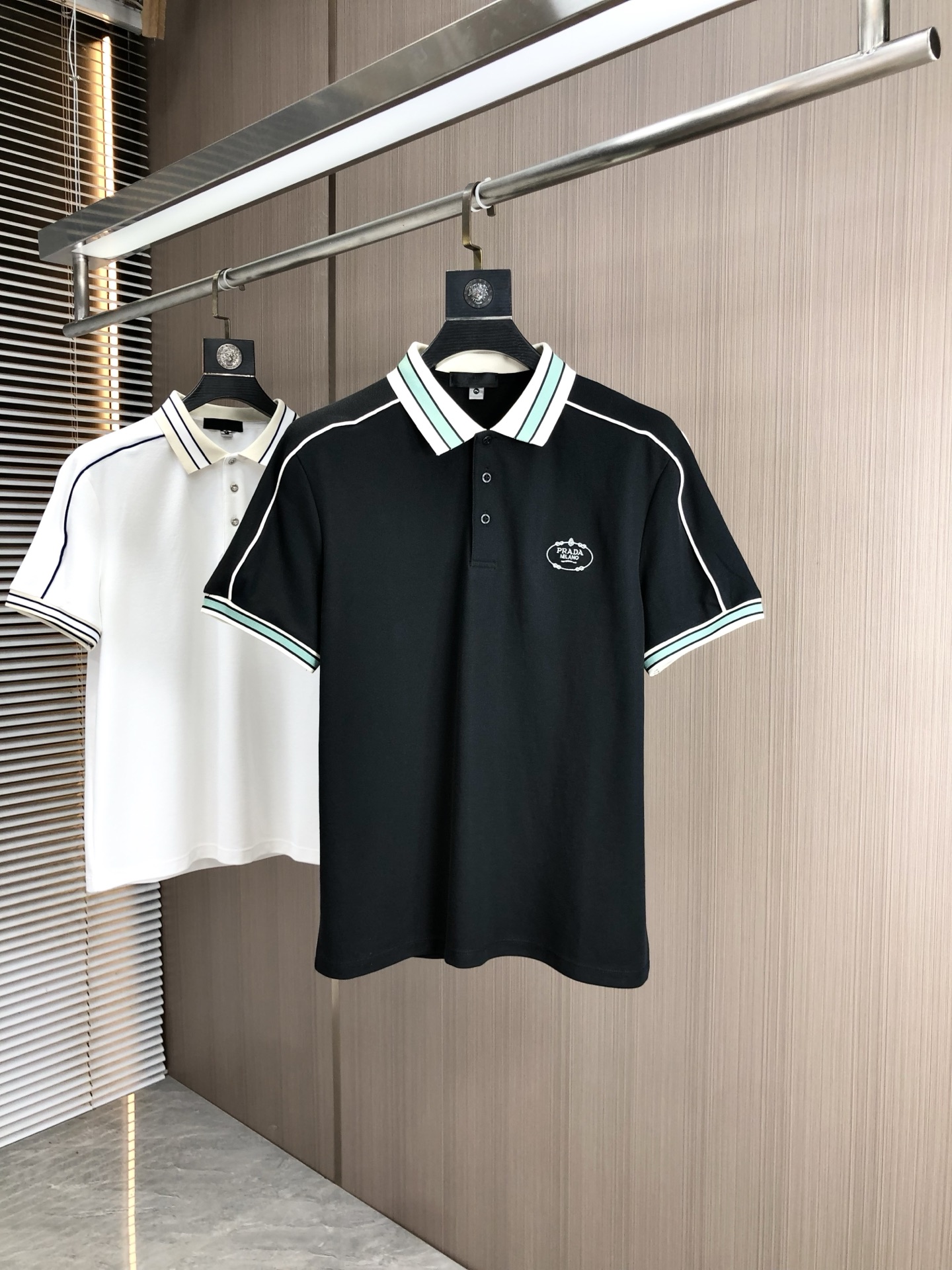 NO:161906,.Prada. 2025 spring and summer new men's logo short-sleeved polo shirt, continuing the classic business casual lapel POLO shirt. This Polo shirt is made of mercerized double-sided cotton bead floor fabric, and the timeless design can transcend fashion trends. Classic style, 2-brand LOGO three-dimensional and unique, making the overall more detailed. The combination style, the fabric is made of all-cotton beaded material, comfortable, skin-friendly, breathable, and is a very practical wear for daily commuting and leisure. Highly recommended. Size M-3XL m wear 175/130, prada, T-shirt, alexander wang19860909.普拉达.2025春夏新款男士标识短袖polo衫,延续经典商务休闲翻领POLO恤.该款Polo衫采用丝光双面棉质珠地面料制成,隽永设计可跨越时尚潮流.经典款型,2品牌LOGO立体别致,让整体更具细节感 合体的版型,面料采用全棉珠地料,舒适,亲肤,透气好,平时通勤休闲都很实穿的一款 强烈推荐.尺码M-3XL m穿175/130,,prada,T-shirt,alexander wang,Men's clothing