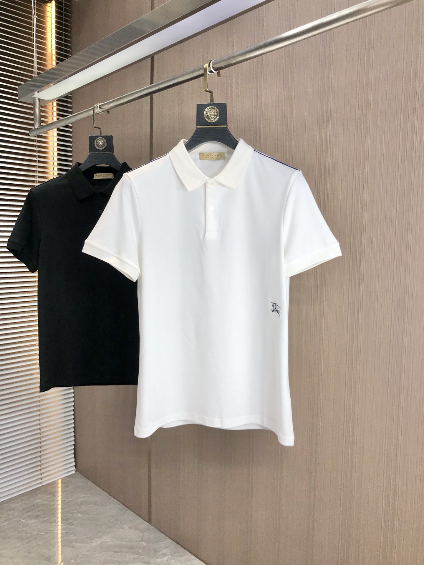 NO:161881,.Burberry .2025 spring and summer new men's logo short-sleeved polo shirt, continuing the classic business casual lapel POLO shirt. This Polo shirt is made of mercerized double-sided cotton bead floor fabric, and the timeless design can transcend fashion trends. Classic style, 2-brand LOGO three-dimensional and unique, making the overall more detailed. The combination style, the fabric is made of cotton beaded material, comfortable, skin-friendly, breathable, and is a very practical wear for daily commuting and leisure. Highly recommended. Size M-3XL m wear 175/130, burberry, T-shirt, alexander wang19860909.巴宝莉 .2025春夏新款男士标识短袖polo衫,延续经典商务休闲翻领POLO恤.该款Polo衫采用丝光双面棉质珠地面料制成,隽永设计可跨越时尚潮流.经典款型,2品牌LOGO立体别致,让整体更具细节感 合体的版型,面料采用全棉珠地料,舒适,亲肤,透气好,平时通勤休闲都很实穿的一款 强烈推荐.尺码M-3XL m穿175/130,,burberry,T-shirt,alexander wang,Men's clothing