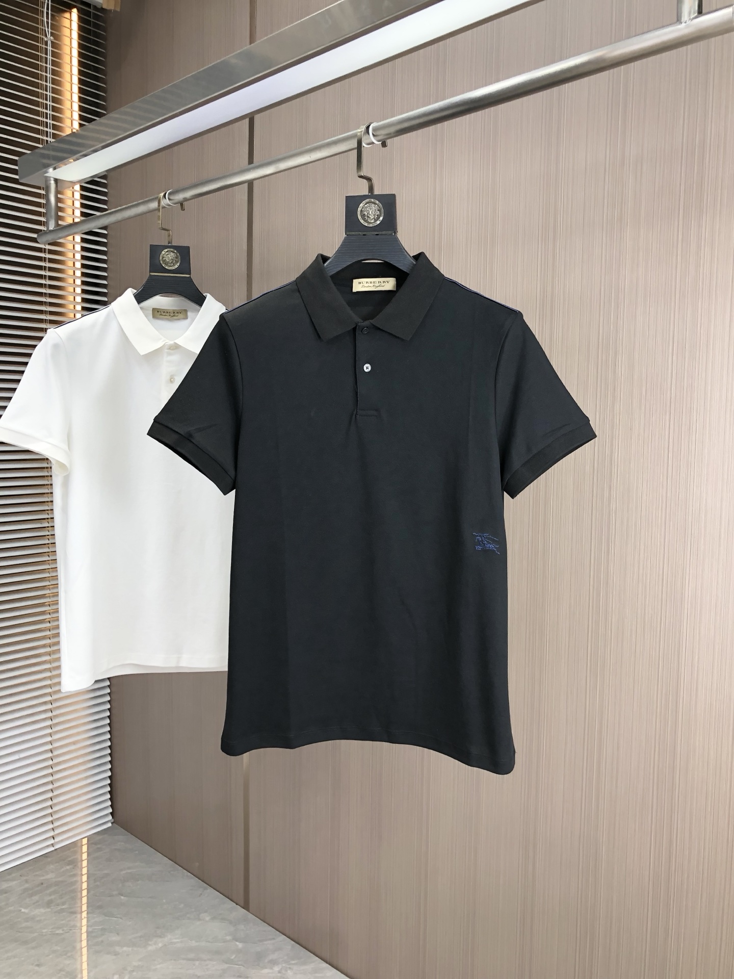 NO:161884,.Burberry. 2025 spring and summer new men's logo short-sleeved polo shirt, continuing the classic business casual lapel POLO shirt. This Polo shirt is made of mercerized double-sided cotton bead floor fabric, and the timeless design can transcend fashion trends. Classic style, 2-brand LOGO three-dimensional and unique, making the overall more detailed. The combination style, the fabric is made of cotton beaded material, comfortable, skin-friendly, breathable, and is a very practical wear for daily commuting and leisure. Highly recommended. Size M-3XL m wear 175/130, burberry, T-shirt, alexander wang19860909.巴宝莉.2025春夏新款男士标识短袖polo衫,延续经典商务休闲翻领POLO恤.该款Polo衫采用丝光双面棉质珠地面料制成,隽永设计可跨越时尚潮流.经典款型,2品牌LOGO立体别致,让整体更具细节感 合体的版型,面料采用全棉珠地料,舒适,亲肤,透气好,平时通勤休闲都很实穿的一款 强烈推荐.尺码M-3XL m穿175/130,,burberry,T-shirt,alexander wang,Men's clothing