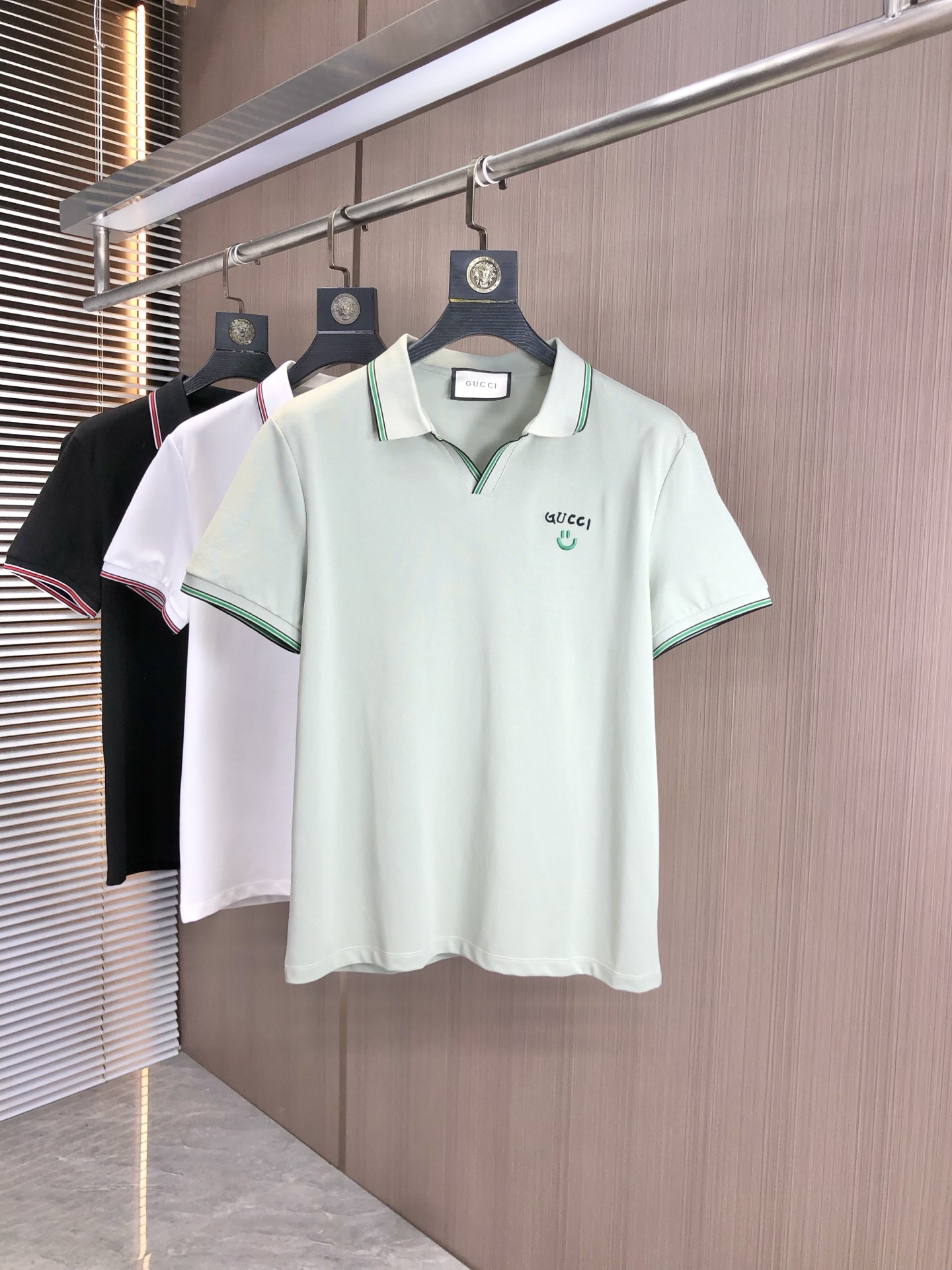 NO:161887,.Gucci.2025 spring and summer new men's logo short-sleeved polo shirt, continuing the classic business casual lapel POLO shirt. This Polo shirt is made of mercerized double-sided cotton bead floor fabric, and the timeless design can transcend fashion trends. Classic style, 2-brand LOGO three-dimensional and unique, making the overall more detailed. The combination style, the fabric is made of cotton beaded material, comfortable, skin-friendly, breathable, and is a very practical wear for daily commuting and leisure. Highly recommended. Size M-3XL m wear 175/130, gucci, T-shirt, alexander wang19860909.Gucci.2025春夏新款男士标识短袖polo衫,延续经典商务休闲翻领POLO恤.该款Polo衫采用丝光双面棉质珠地面料制成,隽永设计可跨越时尚潮流.经典款型,2品牌LOGO立体别致,让整体更具细节感 合体的版型,面料采用全棉珠地料,舒适,亲肤,透气好,平时通勤休闲都很实穿的一款 强烈推荐.尺码M-3XL m穿175/130,,gucci,T-shirt,alexander wang,Men's clothing