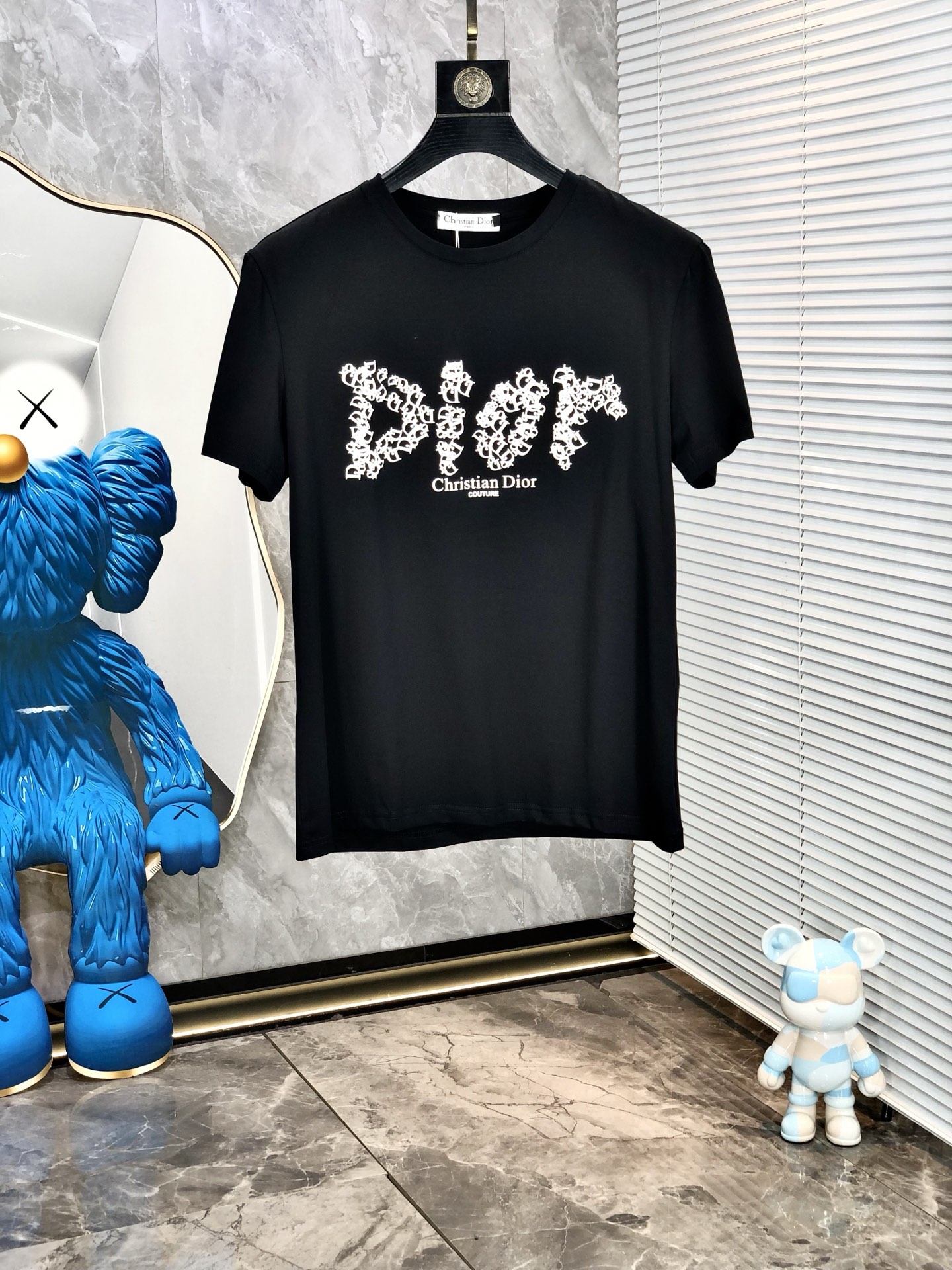 NO:159347,.Dior.2025 spring and summer new product fashionable round neck short sleeve high-end custom versatile style!  More practical, anyone can easily control it. It is made of mercerized fabric, luxurious and classic brand logo design, 1f is very high-end and those who understand goods must enter!  The style is a slim fit style. It is very exquisite, showing aura and highlighting the exquisiteness of business men. This is the unique feature. The right slim fit, and the upper body effect is very good. Size M-3XL m wears 175/120, dior, T-shirt, alexander wang19860909.Dior.2025春夏新品时尚圆领短袖高级定制百搭款式！更有实用感 任何人都可以轻松驾驭 采用丝光面料制作,奢华经典品牌logo设计,1f非常显档次懂货的必须入！版型剪裁属于修身款 非常精致,显气场,又会凸显商务男士的精致,这就是独到之处,恰到好处的修身,上身效果非常赞.尺码M-3XL m穿175/120,,dior,T-shirt,alexander wang,Men's clothing