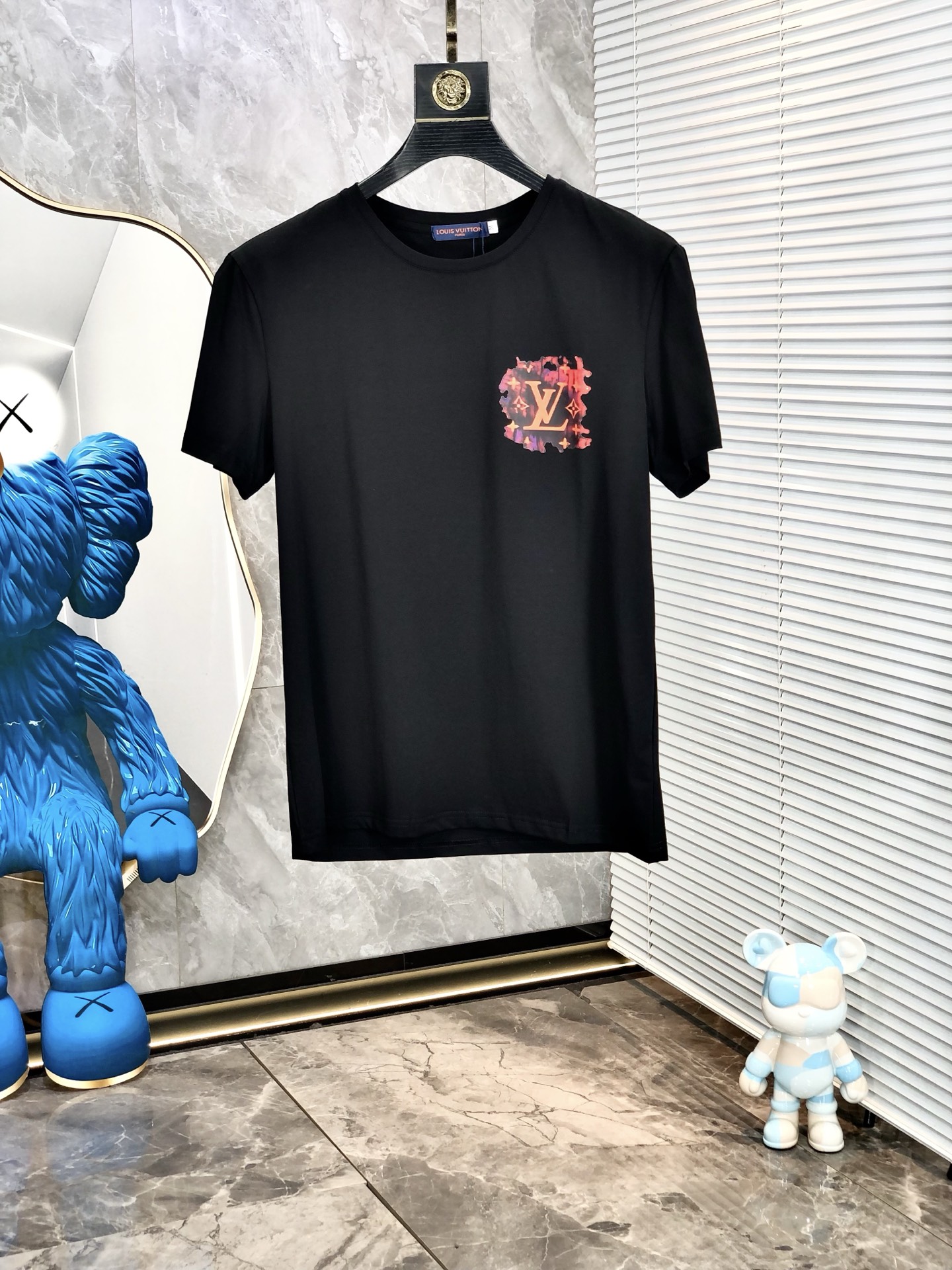 NO:159349,.Lv.2025 spring and summer new product fashionable round neck short sleeve high-end custom versatile style!  More practical, anyone can easily control it. It is made of mercerized fabric, luxurious and classic brand logo design, 1f is very high-end and those who understand goods must enter!  The style is a slim fit style. It is very exquisite, showing aura and highlighting the exquisiteness of business men. This is the unique feature. The right slim fit, and the upper body effect is very good. Size M-3XL m wears 175/120, louis vuitton, T-shirt, alexander wang19860909.Lv.2025春夏新品时尚圆领短袖高级定制百搭款式！更有实用感 任何人都可以轻松驾驭 采用丝光面料制作,奢华经典品牌logo设计,1f非常显档次懂货的必须入！版型剪裁属于修身款 非常精致,显气场,又会凸显商务男士的精致,这就是独到之处,恰到好处的修身,上身效果非常赞.尺码M-3XL m穿175/120,,louis vuitton,T-shirt,alexander wang,Men's clothing