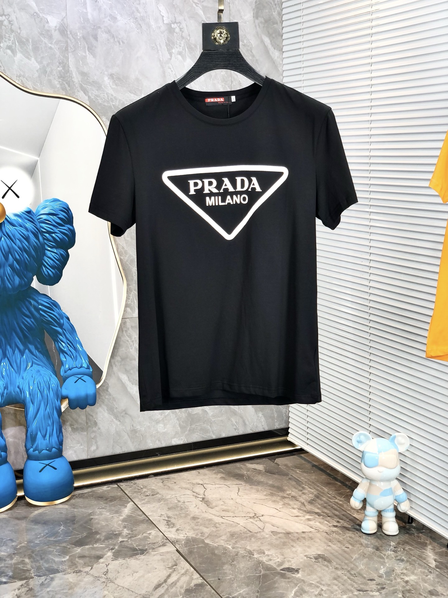 NO:159355,.Prada. 2025 spring and summer new product, fashionable round neck short sleeve high-end custom versatile style!  More practical, anyone can easily control it. It is made of mercerized fabric, luxurious and classic brand logo design, 1f is very high-end and those who understand goods must enter!  The style cut is a slim fit style. It is very exquisite, showing aura and highlighting the exquisiteness of business men. This is the unique feature. The right slim fit, and the upper body effect is very good. Size M-3XL m wears 175/120, prada, T-shirt, alexander wang19860909.普拉达.2025春夏新品时尚圆领短袖高级定制百搭款式！更有实用感 任何人都可以轻松驾驭 采用丝光面料制作,奢华经典品牌logo设计,1f非常显档次懂货的必须入！版型剪裁属于修身款 非常精致,显气场,又会凸显商务男士的精致,这就是独到之处,恰到好处的修身,上身效果非常赞.尺码M-3XL m穿175/120,,prada,T-shirt,alexander wang,Men's clothing