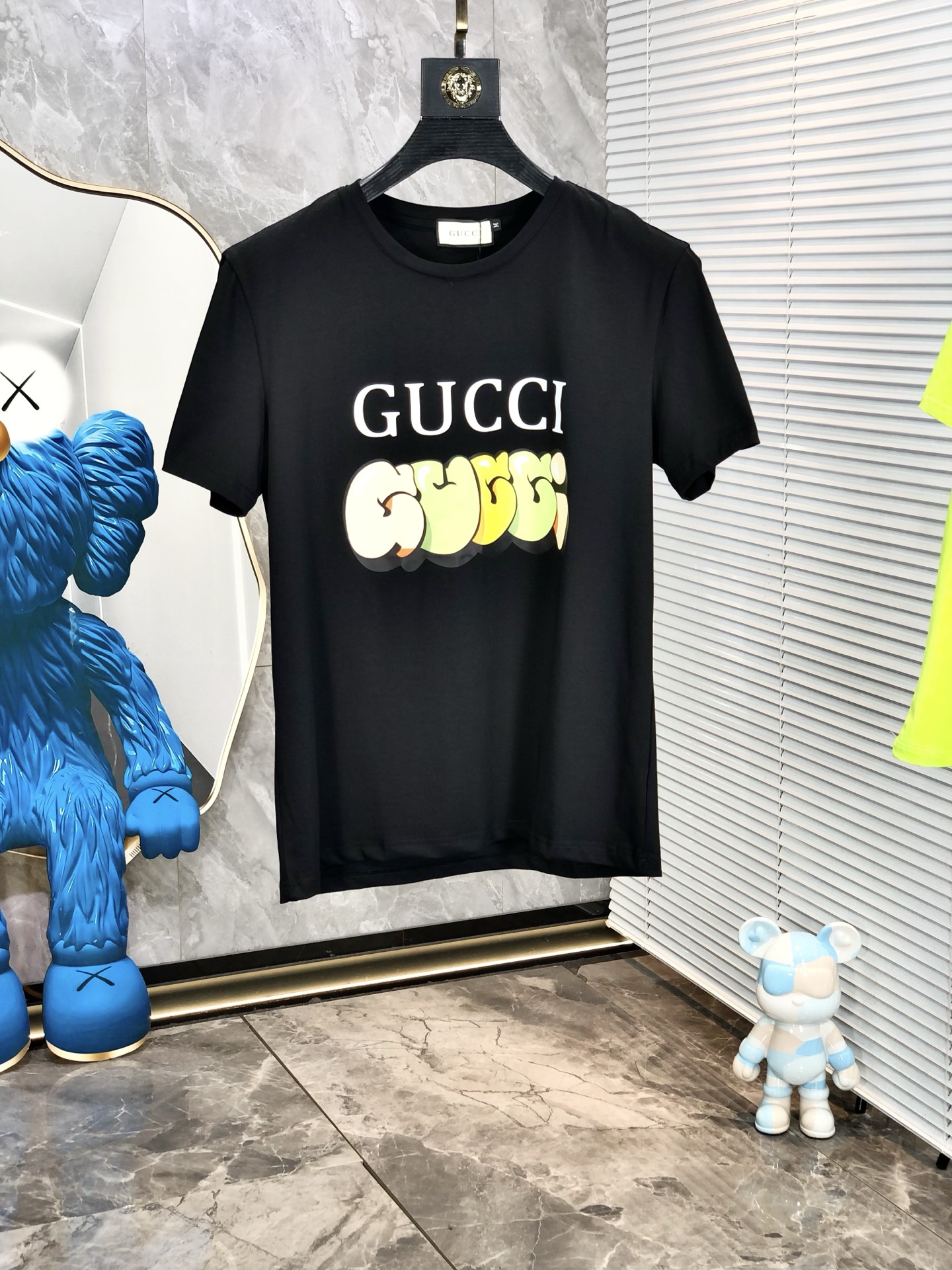 NO:159358,.Gucci.2025 spring and summer new product fashionable round neck short sleeve high-end custom versatile style!  More practical, anyone can easily control it. It is made of mercerized fabric, luxurious and classic brand logo design, 1f is very high-end and those who understand goods must enter!  The style is a slim fit style. It is very exquisite, showing aura and highlighting the exquisiteness of business men. This is the unique feature. The right slim fit, and the upper body effect is very good. Size M-3XL m wears 175/120, gucci, T-shirt, alexander wang19860909.Gucci.2025春夏新品时尚圆领短袖高级定制百搭款式！更有实用感 任何人都可以轻松驾驭 采用丝光面料制作,奢华经典品牌logo设计,1f非常显档次懂货的必须入！版型剪裁属于修身款 非常精致,显气场,又会凸显商务男士的精致,这就是独到之处,恰到好处的修身,上身效果非常赞.尺码M-3XL m穿175/120,,gucci,T-shirt,alexander wang,Men's clothing