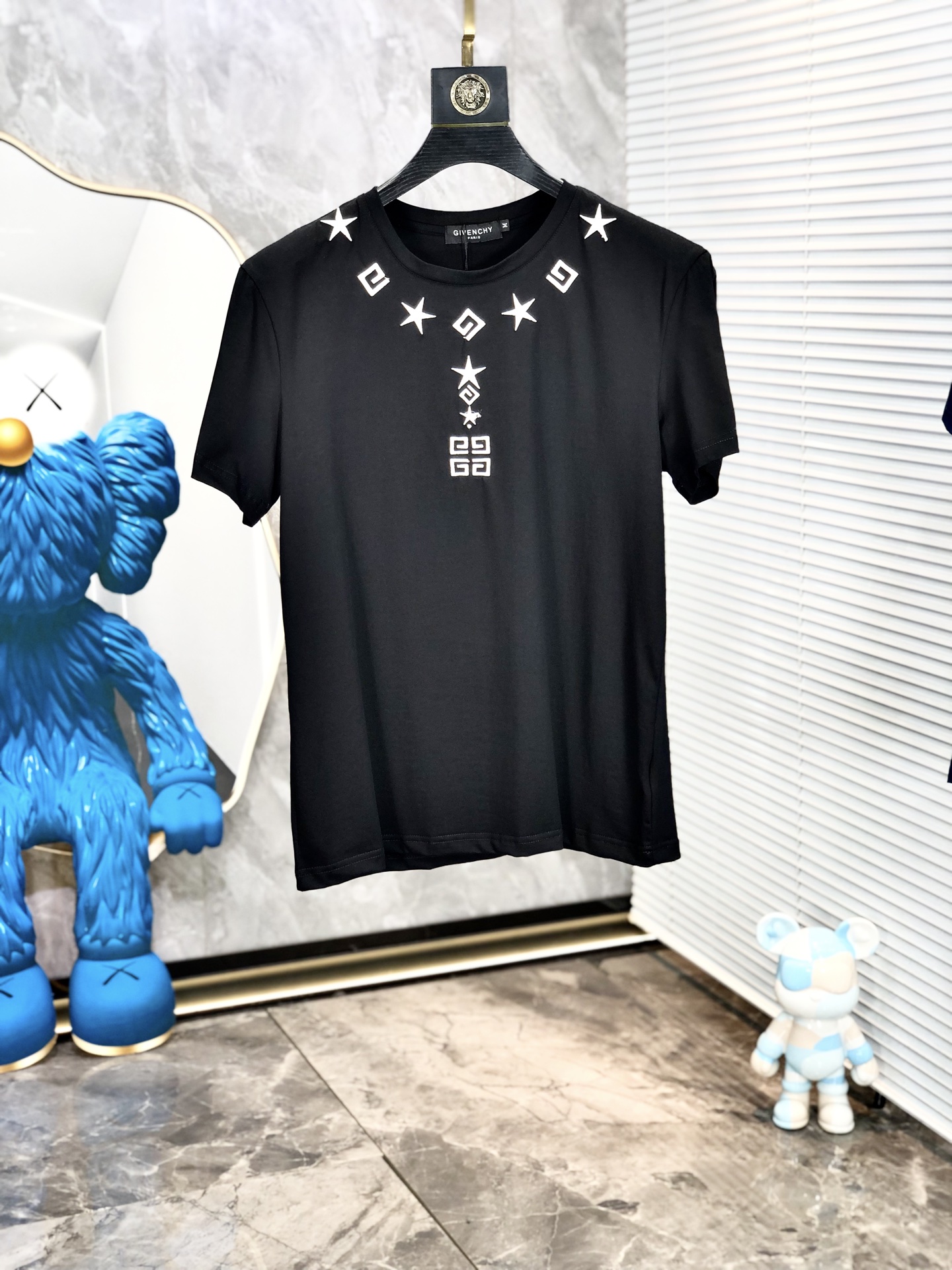 NO:159361,.Givenchy. 2025 spring and summer new product, fashionable round neck short sleeve high-end custom versatile style!  More practical, anyone can easily control it. It is made of mercerized fabric, luxurious and classic brand logo design, 1f is very high-end and those who understand goods must enter!  The style is a slim fit style. It is very exquisite, showing aura and highlighting the exquisiteness of business men. This is the unique feature. The right slim fit, and the upper body effect is very good. Size M-3XL m wears 175/120, givennchy, T-shirt, alexander wang19860909.纪梵希.2025春夏新品时尚圆领短袖高级定制百搭款式！更有实用感 任何人都可以轻松驾驭 采用丝光面料制作,奢华经典品牌logo设计,1f非常显档次懂货的必须入！版型剪裁属于修身款 非常精致,显气场,又会凸显商务男士的精致,这就是独到之处,恰到好处的修身,上身效果非常赞.尺码M-3XL m穿175/120,,givenchy,T-shirt,alexander wang,Men's clothing