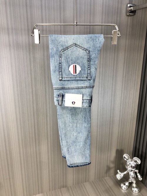 Moncler Jean Délavé Coupe Slim - Confort et Style pour Homme, Collection 2025 1 Moncler Jean Délavé Coupe Slim - Confort et Style pour Homme, Collection 2025