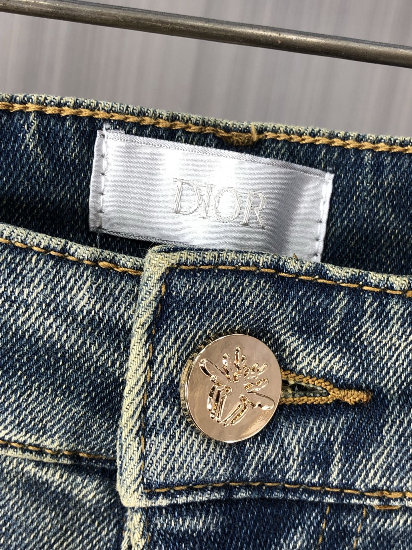 Dior 2025 Spring/Summer Men's Jeans, Heavy-Duty Wash Denim, Soft and Comfortable 8 i1746379998746 365 0 4