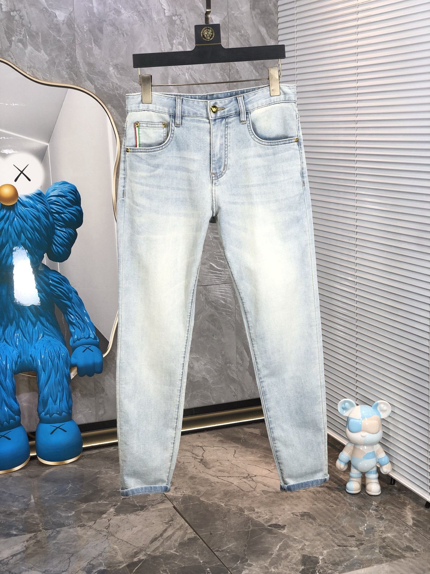 NO:159364,.Amani.2025 spring and summer high-end fashion sense, 9-point pants, super soft denim fabric, light-colored washing jeans. The fabric is very special, super fine imitation cotton yarn blend, super soft and comfortable. It has a casual and casual sense of denim, and 5 also has a relaxed and fashionable feeling. The cloth is refreshing, slightly stretchy, super soft and long wearing time, the whole pants are all traditional hand-wiping technology, natural stone grinding and light fermentation washing. Details are exquisite. Size 29-38,,armani, jeans, alexander wang19860909.阿玛尼.2025春夏高级时装感,9分裤 超柔牛仔面料 , 浅色洗水牛仔裤. 面料很特殊,超细精仿棉纱混纺,超柔舒适感. 具备牛仔随性感 ,休闲感 ,5亦有轻松感 ,时尚感. 布面清爽,微弹力,超柔穿着时间长, 整条裤子全传统手擦工艺,自然石磨轻酵洗水.细节精致感. 尺码29-38,,armani,jeans,alexander wang,Men's clothing