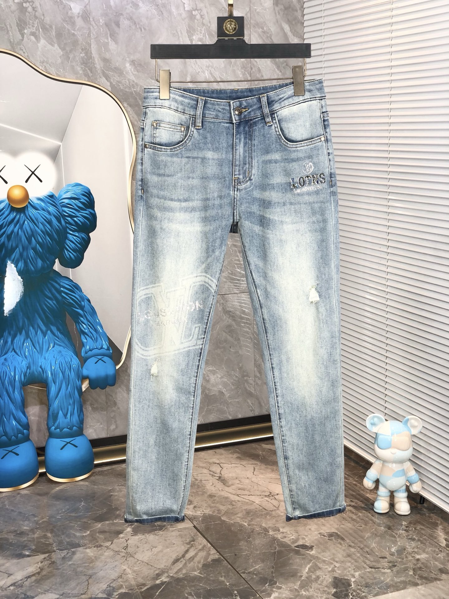 NO:159367,.Lv.2025 spring and summer high-end fashion sense, 9-point pants, super soft denim fabric, light-colored washing jeans. The fabric is very special, super fine imitation cotton yarn blend, super soft and comfortable. It has a casual denim, casual feeling, and 5 also has a relaxed and fashionable feeling. The cloth is refreshing, slightly stretchy, super soft wearing time, the whole pants are all traditional hand-wiping technology, natural stone grinding and light fermentation washing. Details are exquisite. Size 29-38,,louis vuitton, jeans, alexander wang19860909.Lv.2025春夏高级时装感,9分裤 超柔牛仔面料 , 浅色洗水牛仔裤. 面料很特殊,超细精仿棉纱混纺,超柔舒适感. 具备牛仔随性感 ,休闲感 ,5亦有轻松感 ,时尚感. 布面清爽,微弹力,超柔穿着时间长, 整条裤子全传统手擦工艺,自然石磨轻酵洗水.细节精致感. 尺码29-38,,louis vuitton,jeans,alexander wang,Men's clothing