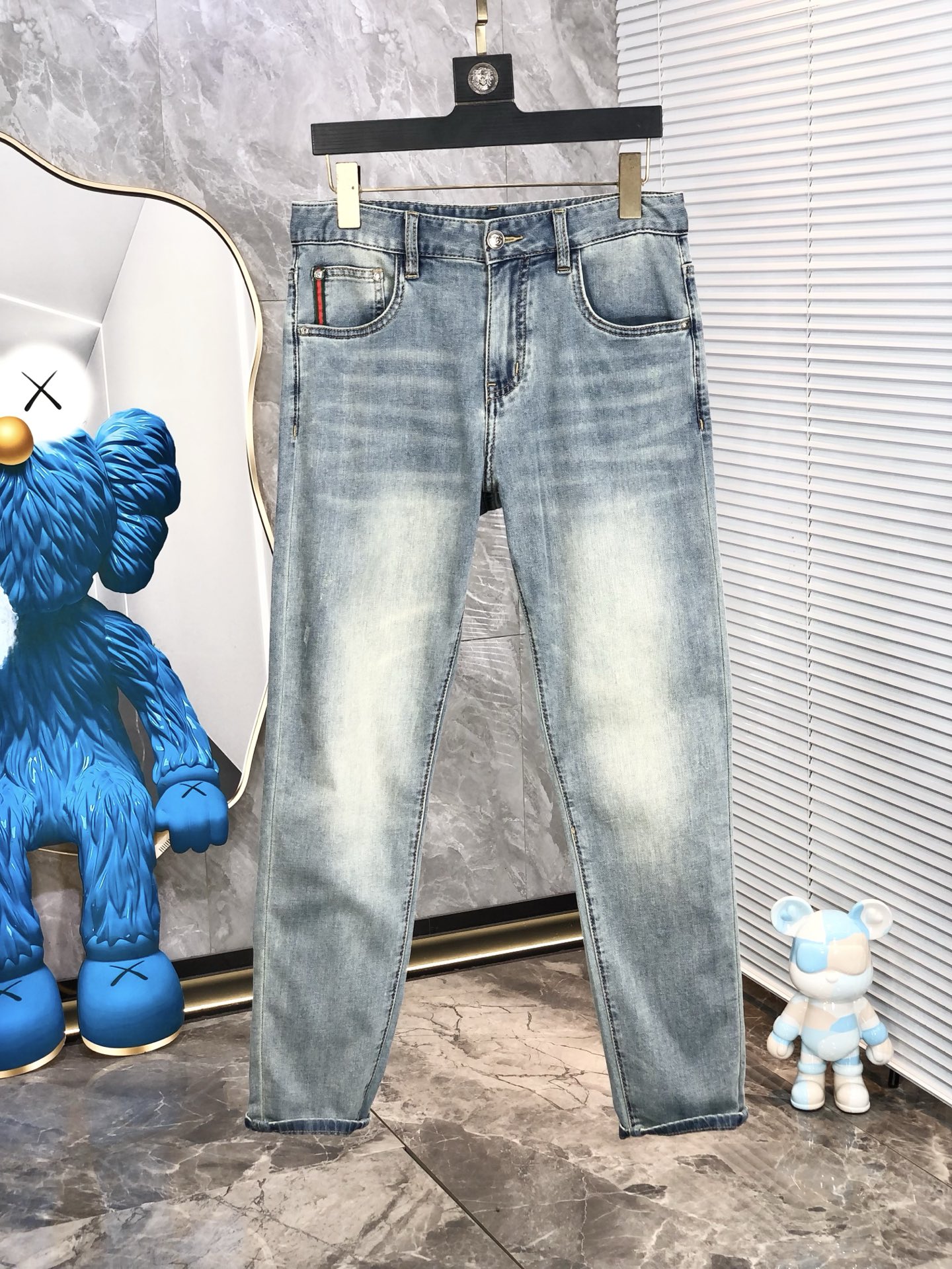 NO:159370,.Gucci.2025 spring and summer high-end fashion sense, 9-point pants, super soft denim fabric, light-colored washing jeans. The fabric is very special, super fine imitation cotton yarn blend, super soft and comfortable. It has a casual and casual sense of denim, and 5 also has a relaxed and fashionable feeling. The cloth is refreshing, slightly stretchy, super soft and long-lasting, the whole pants are all traditional hand-wiping technology, natural stone grinding and light fermentation washing. Details are exquisite. Size 29-38,,gucci,jeans,alexander wang19860909.Gucci.2025春夏高级时装感,9分裤 超柔牛仔面料 , 浅色洗水牛仔裤. 面料很特殊,超细精仿棉纱混纺,超柔舒适感. 具备牛仔随性感 ,休闲感 ,5亦有轻松感 ,时尚感. 布面清爽,微弹力,超柔穿着时间长, 整条裤子全传统手擦工艺,自然石磨轻酵洗水.细节精致感. 尺码29-38,,gucci,jeans,alexander wang,Men's clothing