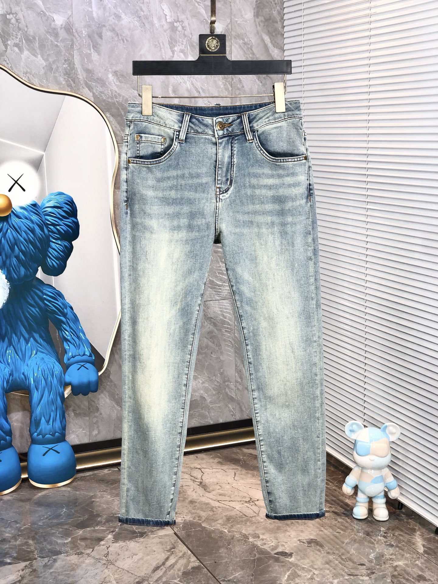 NO:159373,Versace. 2025 spring and summer high-end fashion sense, 9-point pants, super soft denim fabric, light-colored washing jeans. The fabric is very special, super fine imitation cotton yarn blend, super soft and comfortable. It has a casual and casual sense of denim, and 5 also has a relaxed and fashionable feeling. The cloth is refreshing, slightly stretchy, super soft and long wearing time, the whole pants are all traditional hand-wiping technology, natural stone grinding and light fermentation washing. Details are exquisite. Size 29-38,,versace,jeans,alexander wang19860909.范思哲.2025春夏高级时装感,9分裤 超柔牛仔面料 , 浅色洗水牛仔裤. 面料很特殊,超细精仿棉纱混纺,超柔舒适感. 具备牛仔随性感 ,休闲感 ,5亦有轻松感 ,时尚感. 布面清爽,微弹力,超柔穿着时间长, 整条裤子全传统手擦工艺,自然石磨轻酵洗水.细节精致感. 尺码29-38,,versace,jeans,alexander wang,Men's clothing