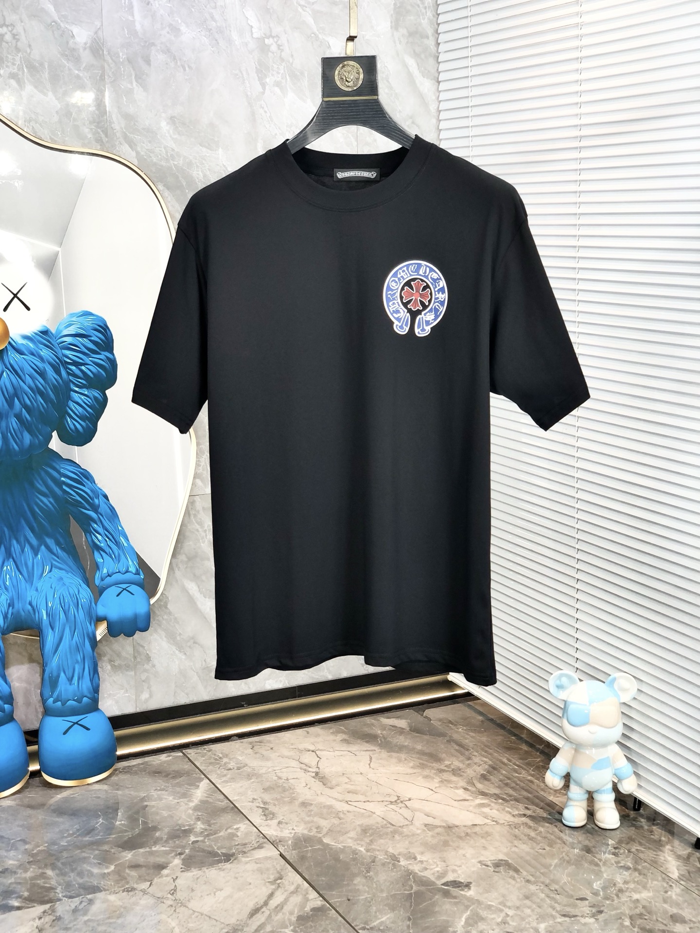 NO:159382,.Croxin. Wear 200 catties. Loose version Top products 2025 spring and summer new first-time counter latest short-sleeved round-neck T-shirt, high-end customization, avant-garde and fashionable design!  Brand logo heavy craftsmanship design, high-end customized tensile fabric, soft feel, comfortable to wear, D counter-level exquisite car line, L fine workmanship, invincible and handsome upper body effect!  A must-have item for handsome men!  Count s-xxL.s wear 175/130, chrome hearts, T-shirt,tees, t-shirt,alexander wang19860909.克罗心.穿200斤.宽松版 顶级货品2025春夏新款首发专柜最新款短袖圆领T恤 高端订制 设计前卫时尚！品牌logo重工艺设计 高端定制天丝面料.手感柔软.穿着舒适.D专柜级别精致车线.L做工精细.上身效果无敌帅气！型男必备单品！码数s-xxL.s穿175/130,,chrome hearts,T-shirt,tees，t-shirt,alexander wang,Men's clothing