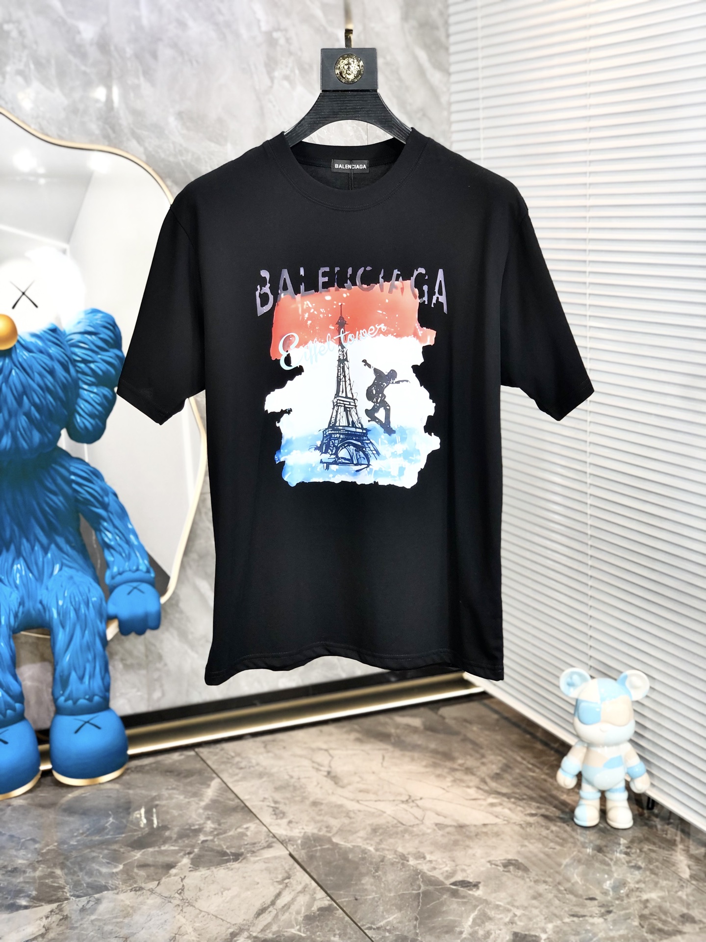 NO:159384,.Balenicaga. Wear 200 kilograms. Loose version. Top products. New 2025 spring and summer new style. The latest short-sleeved round-neck T-shirt is available in the counter. High-end customization. The design is avant-garde and fashionable!  Brand logo heavy craftsmanship design, high-end customized tensile fabric, soft feel, comfortable to wear, D counter-level exquisite car line, L fine workmanship, invincible and handsome upper body effect!  A must-have item for handsome men!  Count s-xxL.s wear 175/130, balenciaga, T-shirt,tees, t-shirt,alexander wang19860909.巴黎世家.穿200斤.宽松版 顶级货品2025春夏新款首发专柜最新款短袖圆领T恤 高端订制 设计前卫时尚！品牌logo重工艺设计 高端定制天丝面料.手感柔软.穿着舒适.D专柜级别精致车线.L做工精细.上身效果无敌帅气！型男必备单品！码数s-xxL.s穿175/130,,balenciaga,T-shirt,tees，t-shirt,alexander wang,Men's clothing