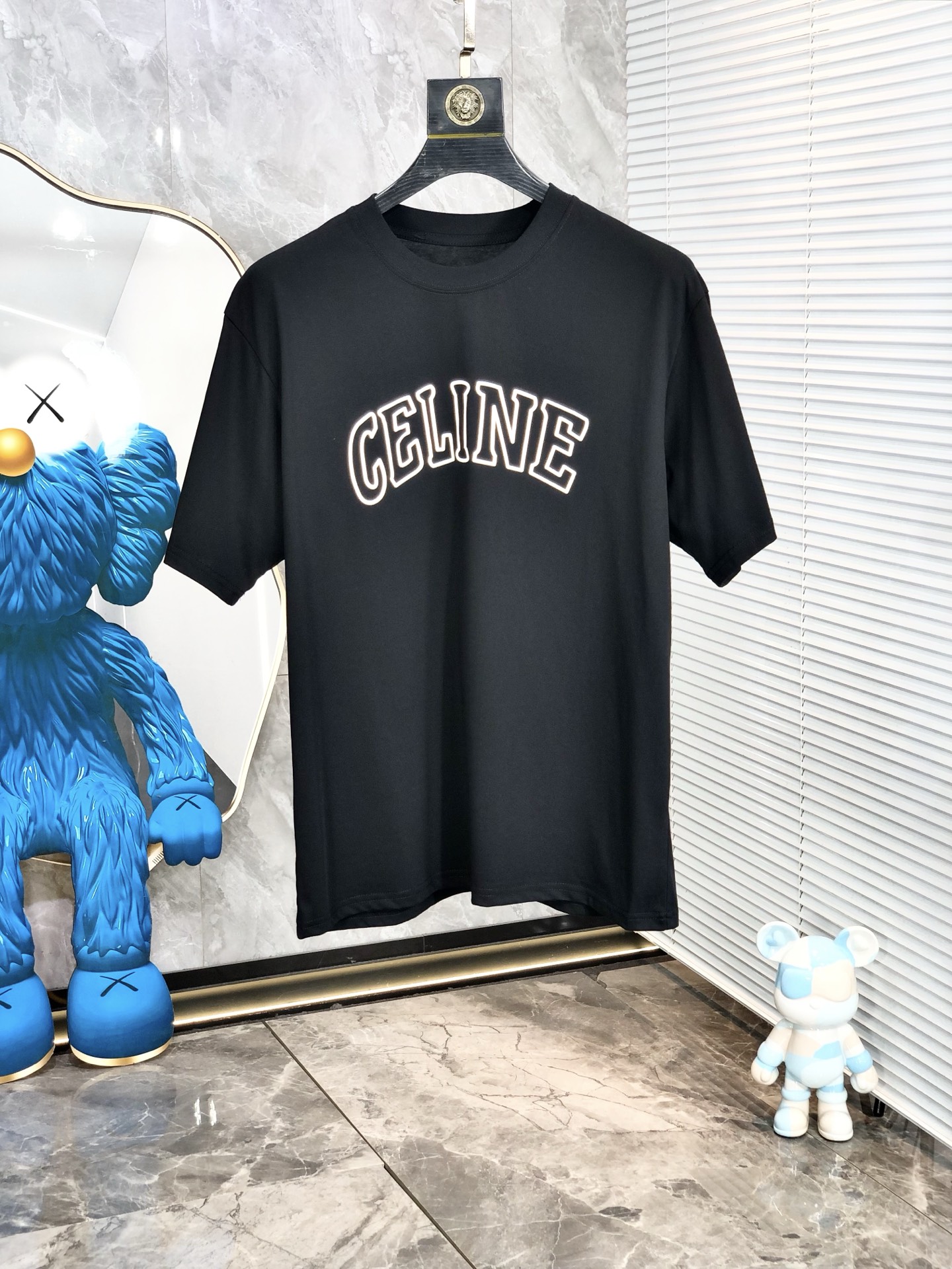 NO:159386,.Celin. Wear 200 kilograms. Loose version. Top products. New 2025 spring and summer new style. The latest short-sleeved round-neck T-shirt is available in the counter. High-end customization. The design is avant-garde and fashionable!  Brand logo heavy craftsmanship design, high-end customized tensile fabric, soft feel, comfortable to wear, D counter-level exquisite car line, L fine workmanship, invincible and handsome upper body effect!  A must-have item for handsome men!  Count s-xxL.s wear 175/130, celine, T-shirt,tees, t-shirt,alexander wang19860909.赛琳.穿200斤.宽松版 顶级货品2025春夏新款首发专柜最新款短袖圆领T恤 高端订制 设计前卫时尚！品牌logo重工艺设计 高端定制天丝面料.手感柔软.穿着舒适.D专柜级别精致车线.L做工精细.上身效果无敌帅气！型男必备单品！码数s-xxL.s穿175/130,,celine,T-shirt,tees，t-shirt,alexander wang,Men's clothing