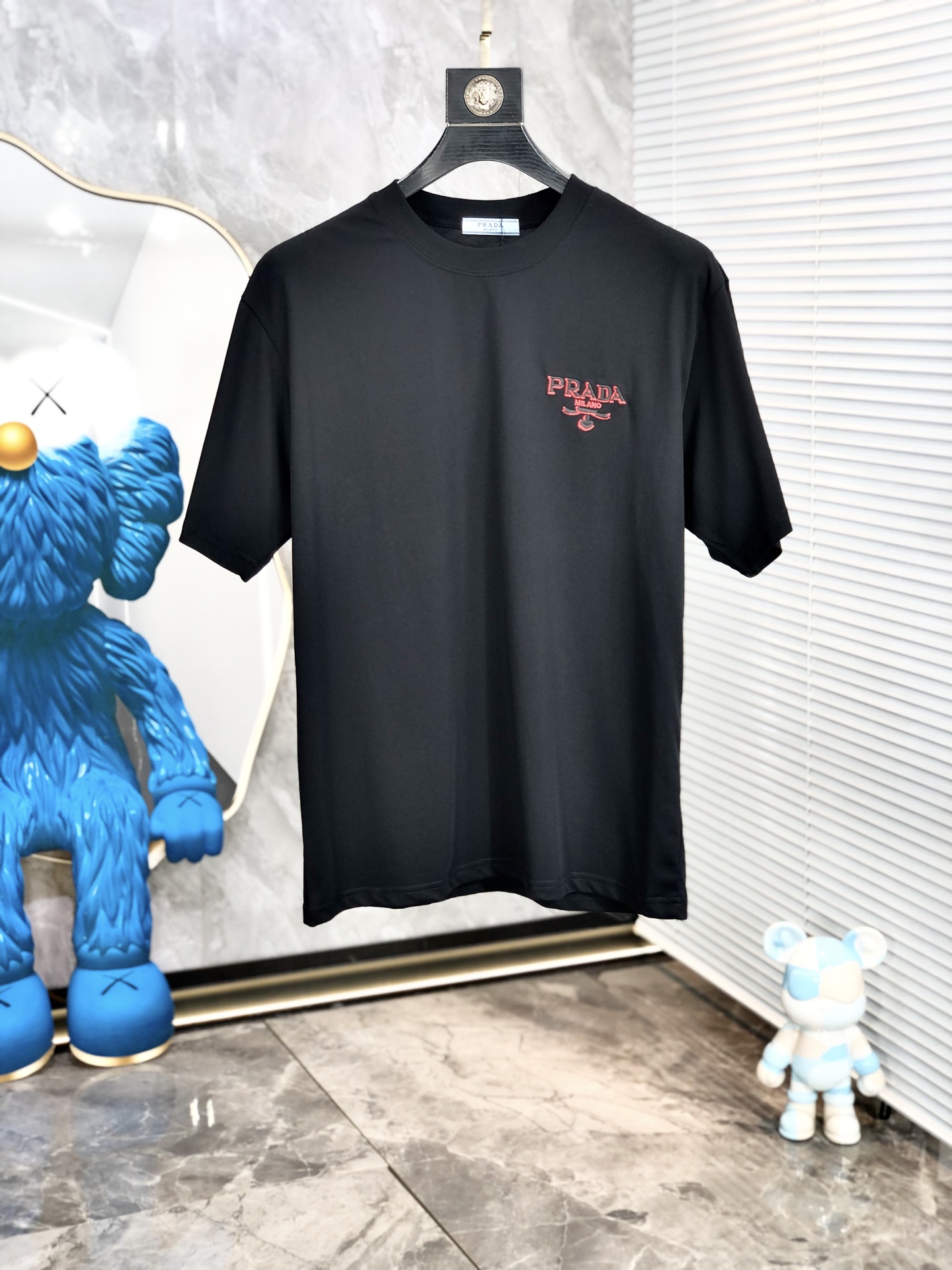 NO:159388,.Prada. Wear 200 kilograms. Loose version. Top products. 2025 spring and summer new style. The latest short-sleeved round-neck T-shirt is available in the counter. High-end customization. The design is avant-garde and fashionable!  Brand logo heavy craftsmanship design, high-end customized tensile fabric, soft feel, comfortable to wear, D counter-level exquisite car line, L fine workmanship, invincible and handsome upper body effect!  A must-have item for handsome men!  Count s-xxL.s wear 175/130, prada, T-shirt,tees, t-shirt,alexander wang19860909.普拉达.穿200斤.宽松版 顶级货品2025春夏新款首发专柜最新款短袖圆领T恤 高端订制 设计前卫时尚！品牌logo重工艺设计 高端定制天丝面料.手感柔软.穿着舒适.D专柜级别精致车线.L做工精细.上身效果无敌帅气！型男必备单品！码数s-xxL.s穿175/130,,prada,T-shirt,tees，t-shirt,alexander wang,Men's clothing