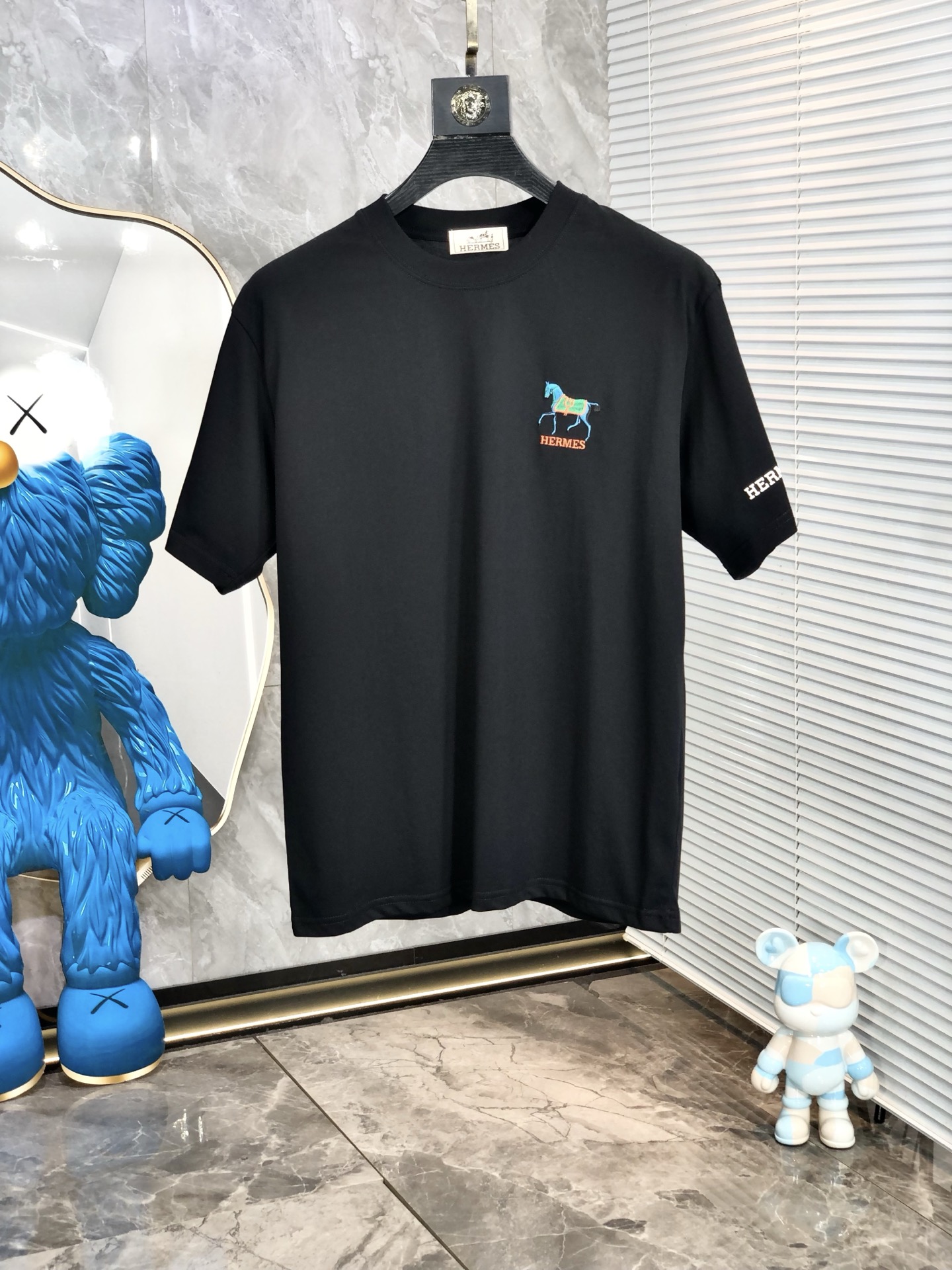 NO:159390,.Hermes. Wear 200 kilograms. Loose version. Top products. New 2025 spring and summer new style. The latest short-sleeved round-neck T-shirt is available in the counter. High-end customization. The design is avant-garde and fashionable!  Brand logo heavy craftsmanship design, high-end customized tensile fabric, soft feel, comfortable to wear, D counter-level exquisite car line, L fine workmanship, invincible and handsome upper body effect!  A must-have item for handsome men!  Count s-xxL.s wear 175/130, hermes, T-shirt,tees, t-shirt,alexander wang19860909.爱马仕.穿200斤.宽松版 顶级货品2025春夏新款首发专柜最新款短袖圆领T恤 高端订制 设计前卫时尚！品牌logo重工艺设计 高端定制天丝面料.手感柔软.穿着舒适.D专柜级别精致车线.L做工精细.上身效果无敌帅气！型男必备单品！码数s-xxL.s穿175/130,,hermes,T-shirt,tees，t-shirt,alexander wang,Men's clothing