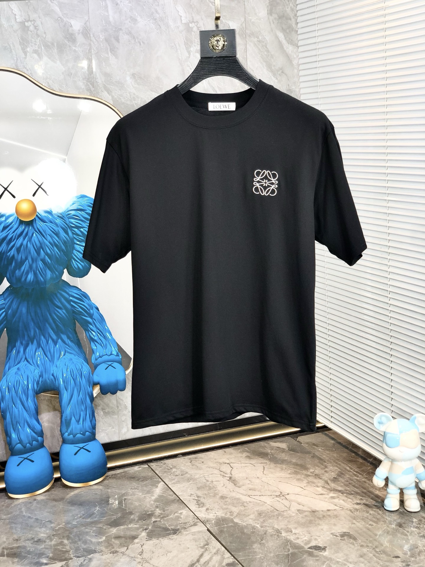 NO:159392,. Luo Yiwei. Wear 200 kilograms. Loose version. Top products. New spring and summer 2025 new first-time counter. Latest short-sleeved round-neck T-shirt. High-end customization. Avant-garde and fashionable design!  Brand logo heavy craftsmanship design, high-end customized tensile fabric, soft feel, comfortable to wear, D counter-level exquisite car line, L fine workmanship, invincible and handsome upper body effect!  A must-have item for handsome men!  Count s-xxL.s wear 175/130, loewe, T-shirt,tees, t-shirt,alexander wang19860909.罗意威.穿200斤.宽松版 顶级货品2025春夏新款首发专柜最新款短袖圆领T恤 高端订制 设计前卫时尚！品牌logo重工艺设计 高端定制天丝面料.手感柔软.穿着舒适.D专柜级别精致车线.L做工精细.上身效果无敌帅气！型男必备单品！码数s-xxL.s穿175/130,,loewe,T-shirt,tees，t-shirt,alexander wang,Men's clothing