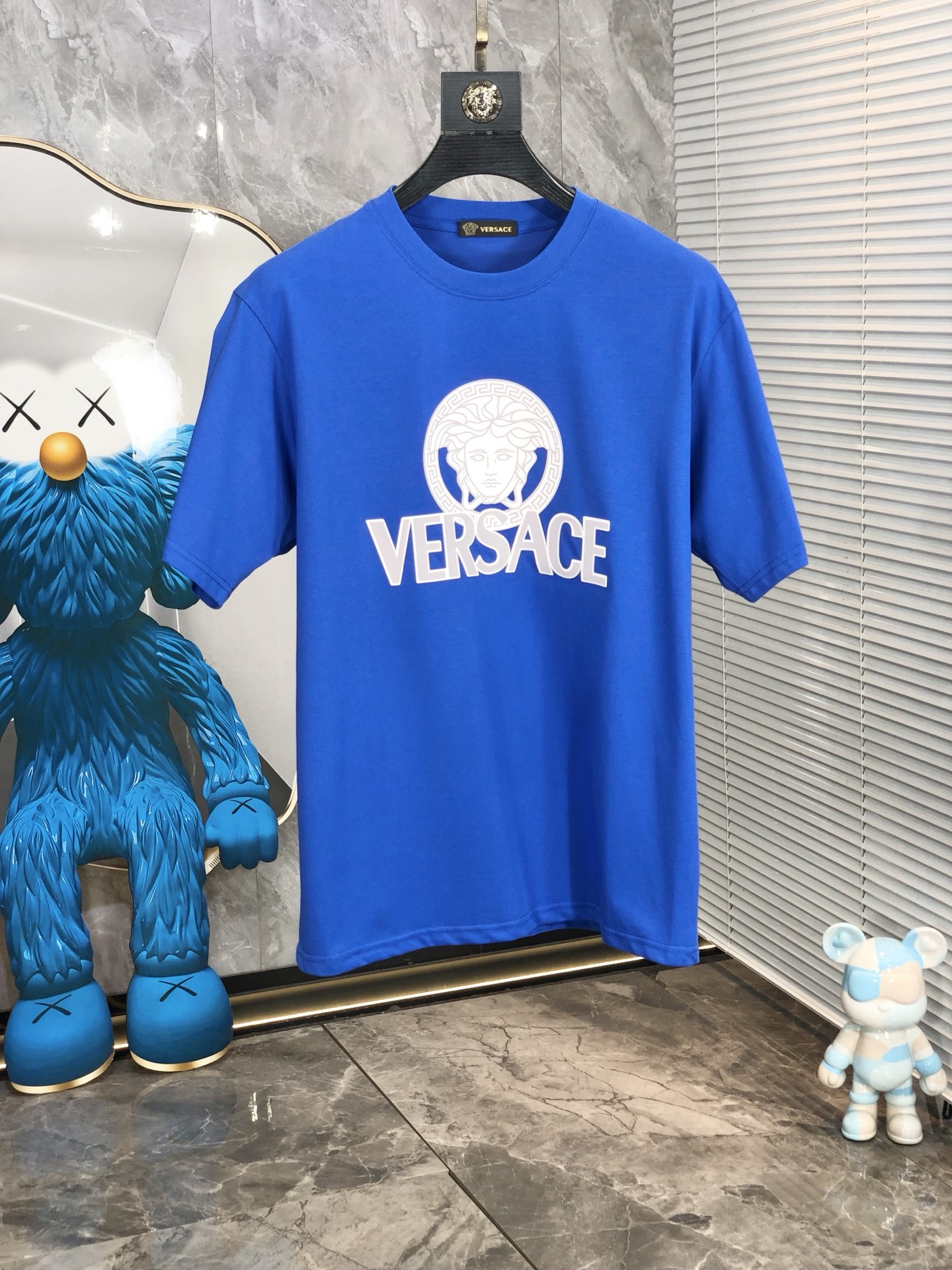 NO:159394,.Versey. Wear 200 kilograms. Loose version. Top products. New 2025 spring and summer new style. The latest short-sleeved round-neck T-shirt in the first counter. High-end customization. The design is avant-garde and fashionable!  Brand logo heavy craftsmanship design, high-end customized tensile fabric, soft feel, comfortable to wear, D counter-level exquisite car line, L fine workmanship, invincible and handsome upper body effect!  A must-have item for handsome men!  Count s-xxL.s wear 175/130, versace, T-shirt,tees, t-shirt,alexander wang19860909.范思哲.穿200斤.宽松版 顶级货品2025春夏新款首发专柜最新款短袖圆领T恤 高端订制 设计前卫时尚！品牌logo重工艺设计 高端定制天丝面料.手感柔软.穿着舒适.D专柜级别精致车线.L做工精细.上身效果无敌帅气！型男必备单品！码数s-xxL.s穿175/130,,versace,T-shirt,tees，t-shirt,alexander wang,Men's clothing