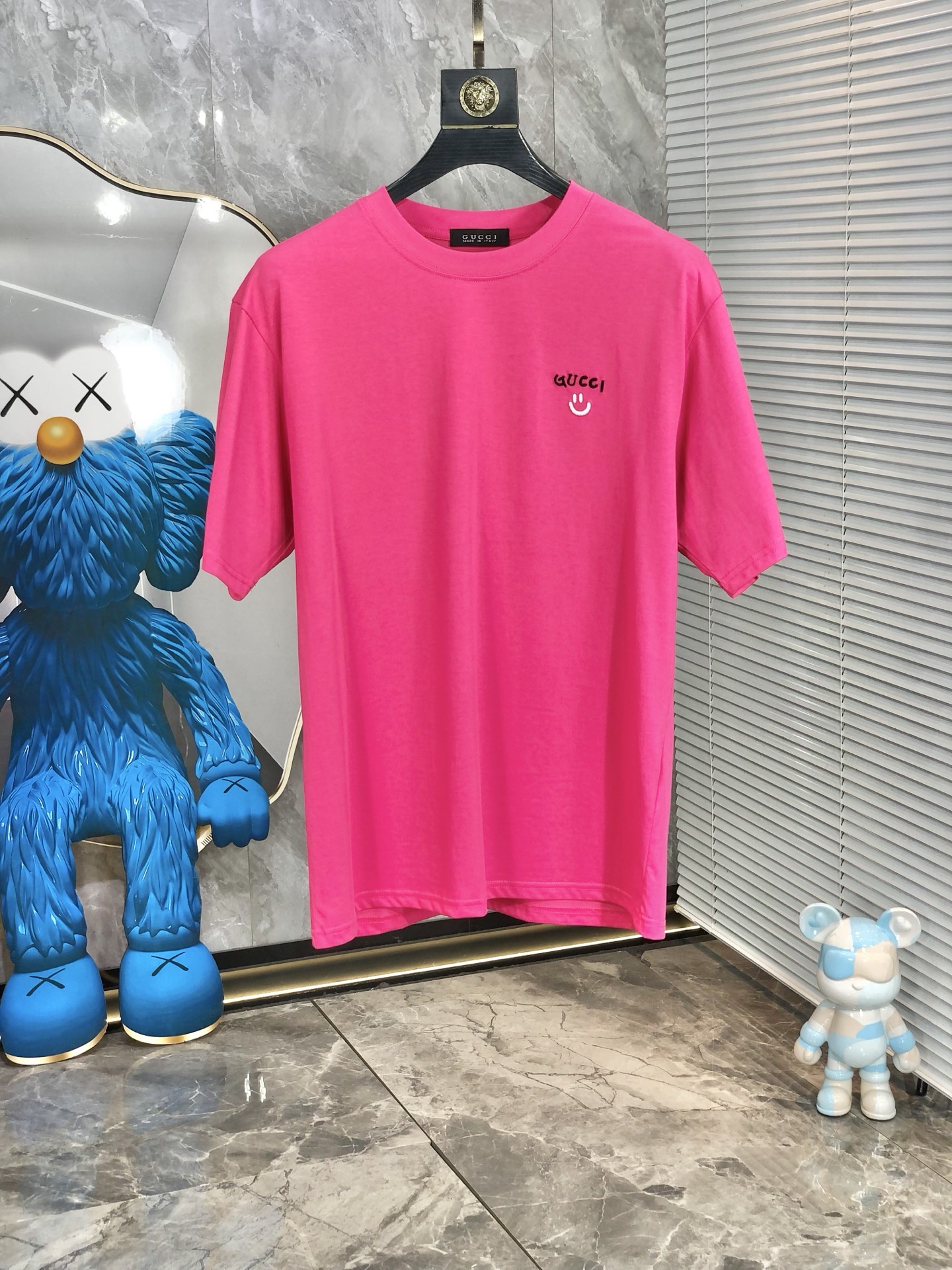 NO:159396,.Gucci. Wear 200 kilograms. Loose version. Top products. New 2025 spring and summer new first-time counter. Latest short-sleeved round-neck T-shirt. High-end customization. Avant-garde and fashionable design!  Brand logo heavy craftsmanship design, high-end customized tensile fabric, soft feel, comfortable to wear, D counter-level exquisite car line, L fine workmanship, invincible and handsome upper body effect!  A must-have item for handsome men!  Count s-xxL.s wear 175/130, gucci, T-shirt,tees, t-shirt,alexander wang19860909.Gucci.穿200斤.宽松版 顶级货品2025春夏新款首发专柜最新款短袖圆领T恤 高端订制 设计前卫时尚！品牌logo重工艺设计 高端定制天丝面料.手感柔软.穿着舒适.D专柜级别精致车线.L做工精细.上身效果无敌帅气！型男必备单品！码数s-xxL.s穿175/130,,gucci,T-shirt,tees，t-shirt,alexander wang,Men's clothing
