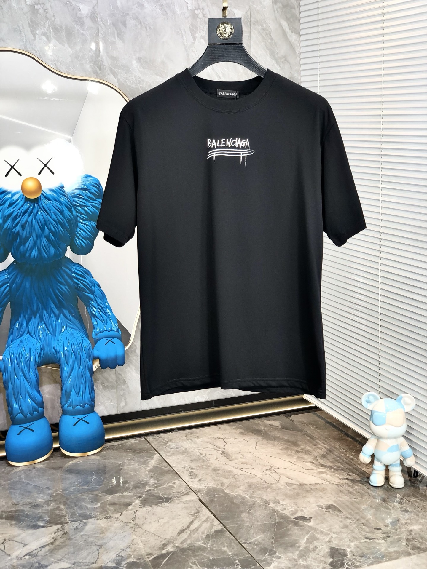 NO:159397,.Balenicaga. Wear 200 kilograms. Loose version. Top products. New 2025 spring and summer new style. The latest short-sleeved round-neck T-shirt is available in the counter. High-end customization. The design is avant-garde and fashionable!  Brand logo heavy craftsmanship design, high-end customized tensile fabric, soft feel, comfortable to wear, D counter-level exquisite car line, L fine workmanship, invincible and handsome upper body effect!  A must-have item for handsome men!  Count s-xxL.s wear 175/130, balenciaga, T-shirt,tees, t-shirt,alexander wang19860909.巴黎世家.穿200斤.宽松版 顶级货品2025春夏新款首发专柜最新款短袖圆领T恤 高端订制 设计前卫时尚！品牌logo重工艺设计 高端定制天丝面料.手感柔软.穿着舒适.D专柜级别精致车线.L做工精细.上身效果无敌帅气！型男必备单品！码数s-xxL.s穿175/130,,balenciaga,T-shirt,tees，t-shirt,alexander wang,Men's clothing