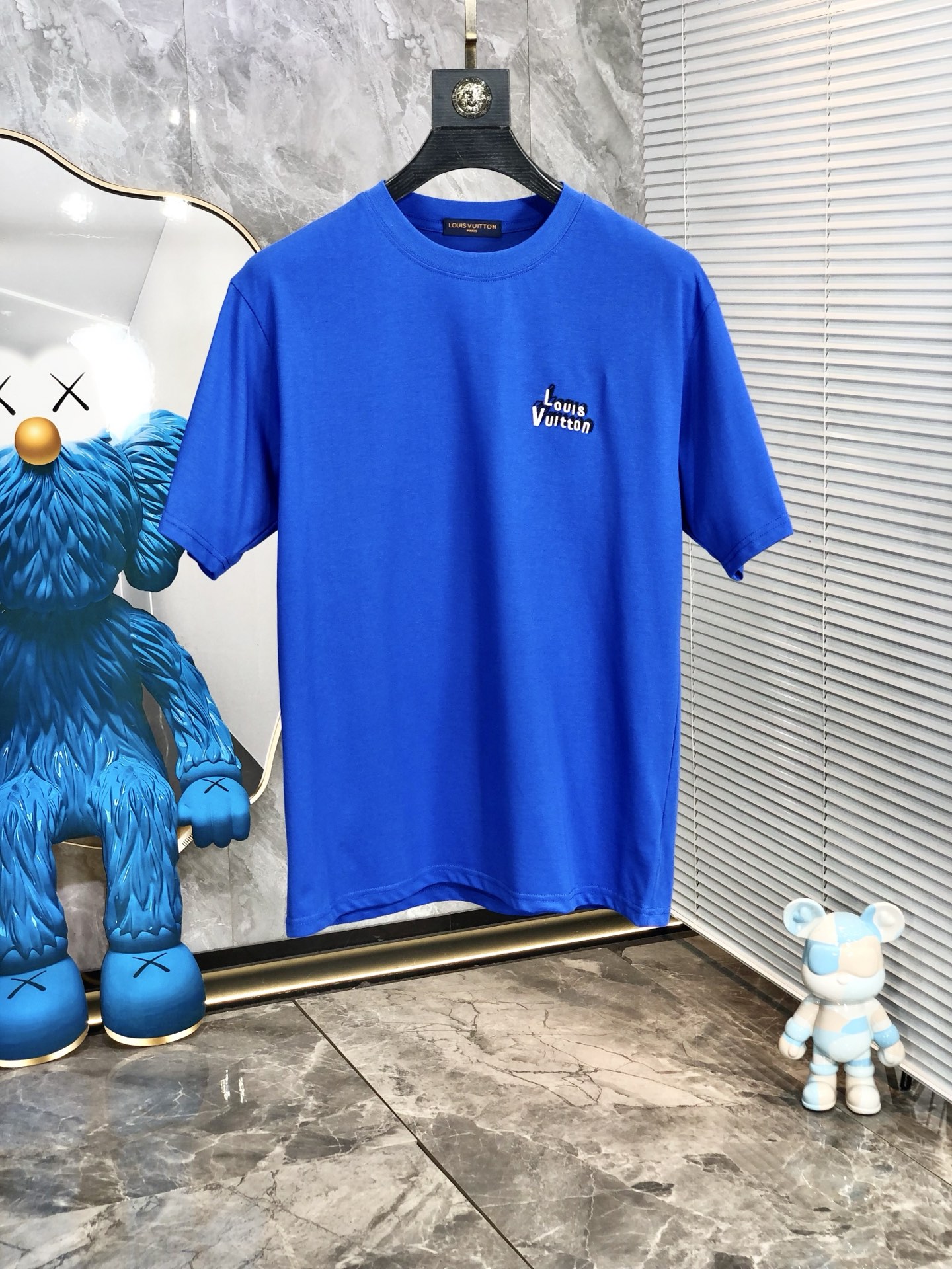 NO:159398,.Lv. Wear 200 kilograms. Loose version. Top products. New 2025 spring and summer new style. The latest short-sleeved round-neck T-shirt is available in the counter. High-end customization. The design is avant-garde and fashionable!  Brand logo heavy craftsmanship design, high-end customized tensile fabric, soft feel, comfortable to wear, D counter-level exquisite car line, L fine workmanship, invincible and handsome upper body effect!  A must-have item for handsome men!  Count s-xxL.s wear 175/130, louis vuitton, T-shirt,tees, t-shirt,alexander wang19860909.Lv.穿200斤.宽松版 顶级货品2025春夏新款首发专柜最新款短袖圆领T恤 高端订制 设计前卫时尚！品牌logo重工艺设计 高端定制天丝面料.手感柔软.穿着舒适.D专柜级别精致车线.L做工精细.上身效果无敌帅气！型男必备单品！码数s-xxL.s穿175/130,,louis vuitton,T-shirt,tees，t-shirt,alexander wang,Men's clothing