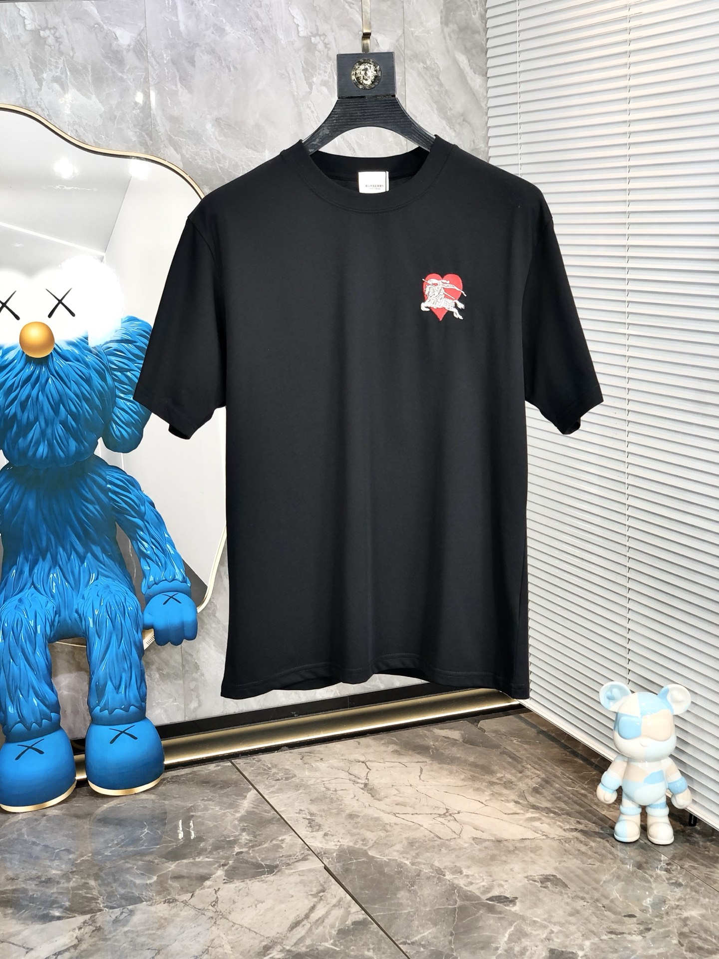 NO:159400,.Burberry. Wear 200 kilograms. Loose version. Top products. 2025 spring and summer new style. The latest short-sleeved round-neck T-shirt is available in the counter. High-end customization. The design is avant-garde and fashionable!  Brand logo heavy craftsmanship design, high-end customized tensile fabric, soft feel, comfortable to wear, D counter-level exquisite car line, L fine workmanship, invincible and handsome upper body effect!  A must-have item for handsome men!  Count s-xxL.s wear 175/130, burberry, T-shirt,tees, t-shirt,alexander wang19860909.巴宝莉.穿200斤.宽松版 顶级货品2025春夏新款首发专柜最新款短袖圆领T恤 高端订制 设计前卫时尚！品牌logo重工艺设计 高端定制天丝面料.手感柔软.穿着舒适.D专柜级别精致车线.L做工精细.上身效果无敌帅气！型男必备单品！码数s-xxL.s穿175/130,,burberry,T-shirt,tees，t-shirt,alexander wang,Men's clothing