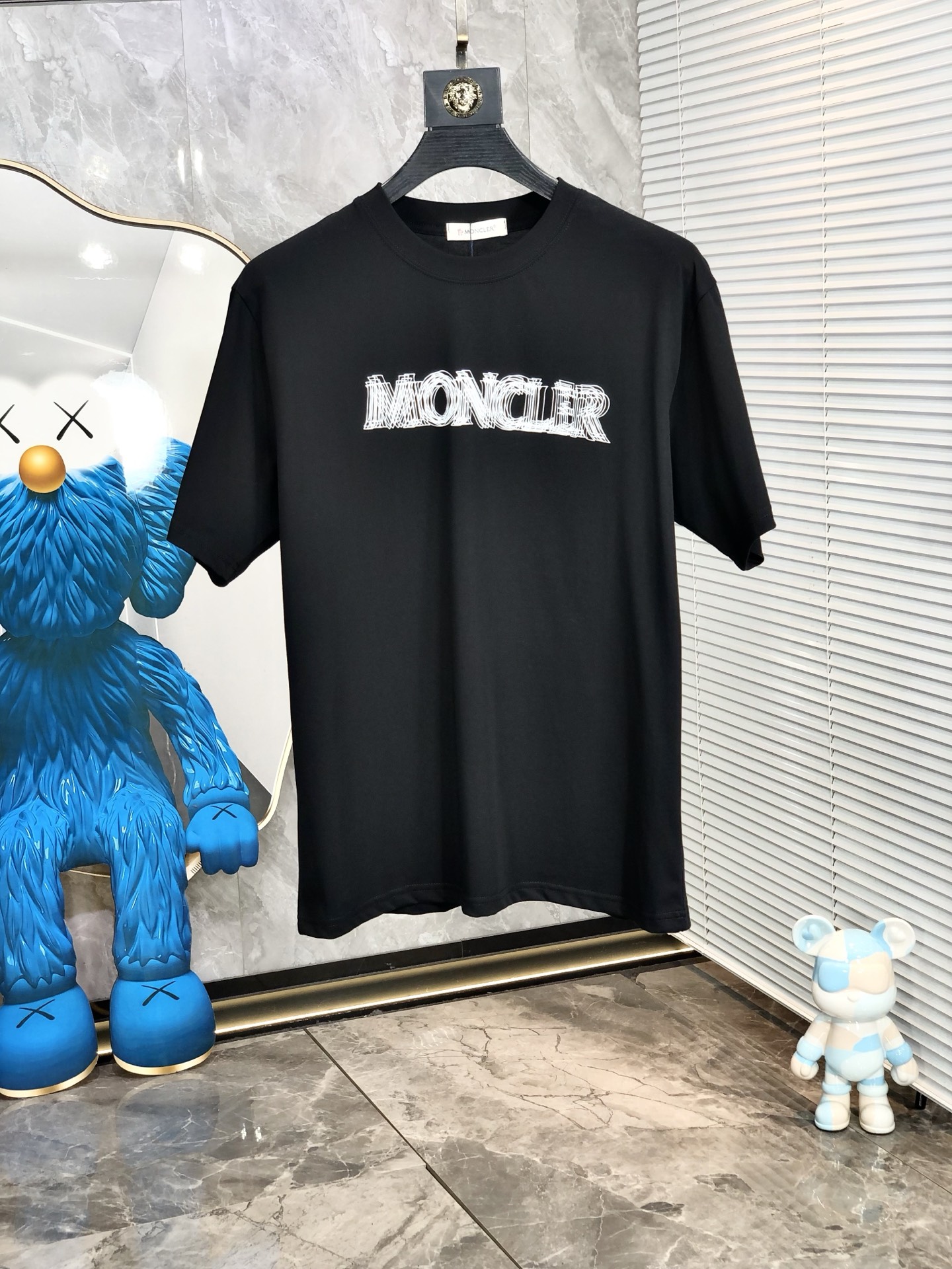 NO:159402,. Covered. Wear 200 kilograms. Loose version. Top products. New spring and summer 2025 new first-time counter. Latest short-sleeved round-neck T-shirt. High-end customization. Avant-garde and fashionable design!  Brand logo heavy craftsmanship design, high-end customized tensile fabric, soft feel, comfortable to wear, D counter-level exquisite car line, L fine workmanship, invincible and handsome upper body effect!  A must-have item for handsome men!  Count s-xxL.s wear 175/130, Moncler, T-shirt,tees, t-shirt,alexander wang19860909.蒙口.穿200斤.宽松版 顶级货品2025春夏新款首发专柜最新款短袖圆领T恤 高端订制 设计前卫时尚！品牌logo重工艺设计 高端定制天丝面料.手感柔软.穿着舒适.D专柜级别精致车线.L做工精细.上身效果无敌帅气！型男必备单品！码数s-xxL.s穿175/130,,Moncler,T-shirt,tees，t-shirt,alexander wang,Men's clothing