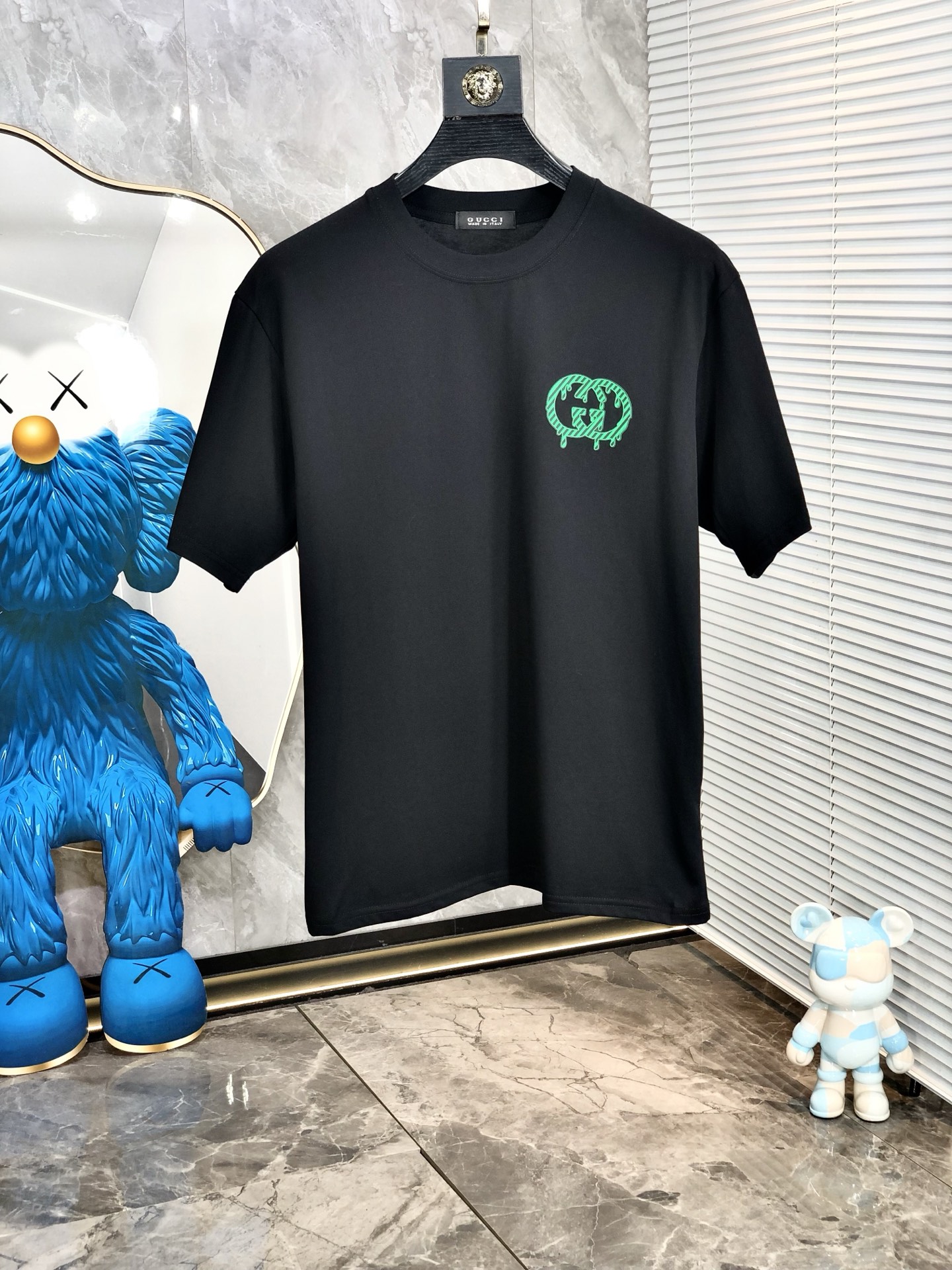 NO:159405,.Gucci. Wear 200 kilograms. Loose version. Top products. New 2025 spring and summer new first-time counter. Latest short-sleeved round-neck T-shirt. High-end customization. Avant-garde and fashionable design!  Brand logo heavy craftsmanship design, high-end customized tensile fabric, soft feel, comfortable to wear, D counter-level exquisite car line, L fine workmanship, invincible and handsome upper body effect!  A must-have item for handsome men!  Count s-xxL.s wear 175/130, gucci, T-shirt,tees, t-shirt,alexander wang19860909.Gucci.穿200斤.宽松版 顶级货品2025春夏新款首发专柜最新款短袖圆领T恤 高端订制 设计前卫时尚！品牌logo重工艺设计 高端定制天丝面料.手感柔软.穿着舒适.D专柜级别精致车线.L做工精细.上身效果无敌帅气！型男必备单品！码数s-xxL.s穿175/130,,gucci,T-shirt,tees，t-shirt,alexander wang,Men's clothing