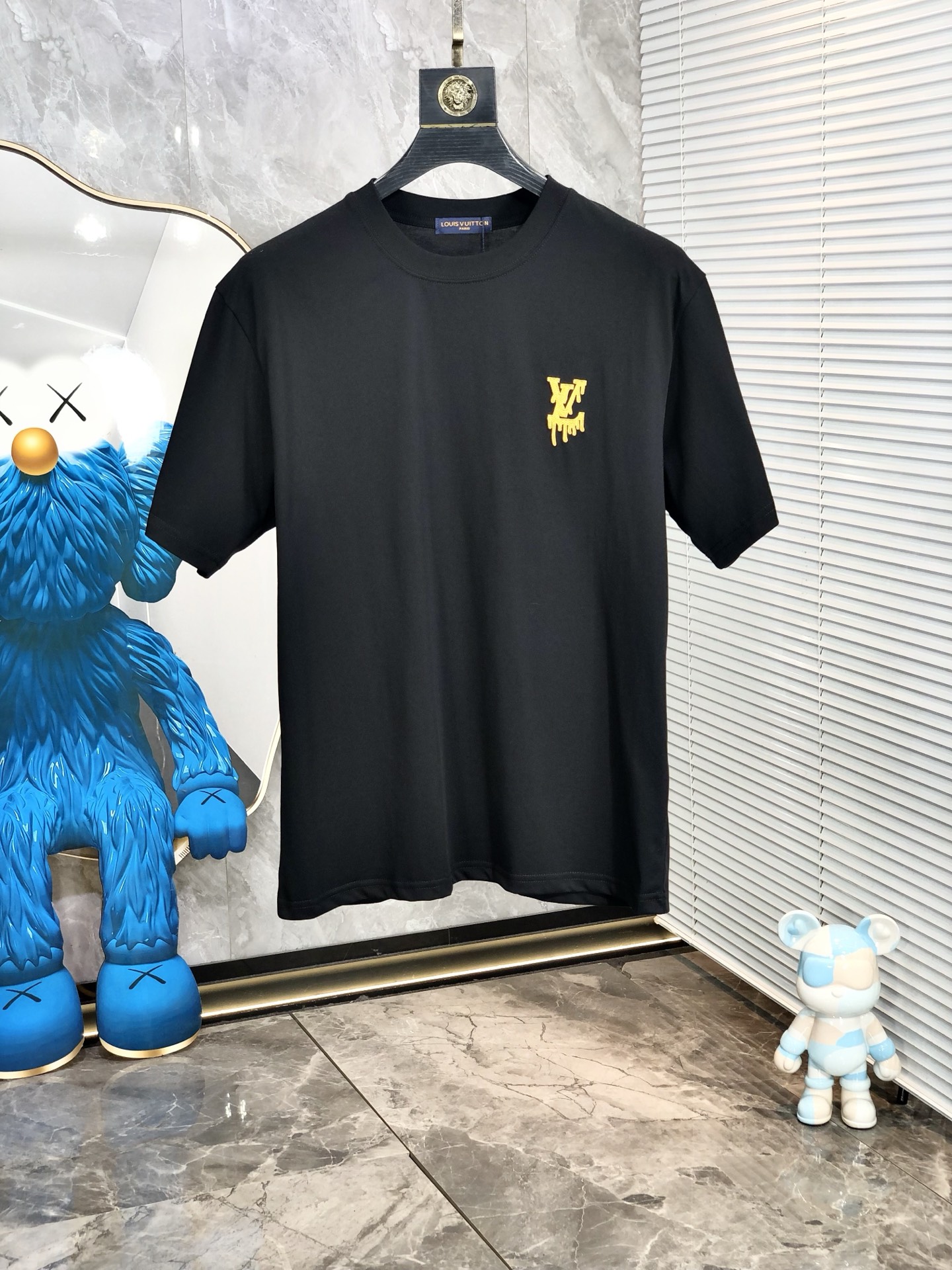 NO:159408,.Lv. Wear 200 kilograms. Loose version. Top products. New 2025 spring and summer new style. The latest short-sleeved round-neck T-shirt is available in the counter. High-end customization. The design is avant-garde and fashionable!  Brand logo heavy craftsmanship design, high-end customized tensile fabric, soft feel, comfortable to wear, D counter-level exquisite car line, L fine workmanship, invincible and handsome upper body effect!  A must-have item for handsome men!  Count s-xxL.s wear 175/130, louis vuitton, T-shirt,tees, t-shirt,alexander wang19860909.Lv.穿200斤.宽松版 顶级货品2025春夏新款首发专柜最新款短袖圆领T恤 高端订制 设计前卫时尚！品牌logo重工艺设计 高端定制天丝面料.手感柔软.穿着舒适.D专柜级别精致车线.L做工精细.上身效果无敌帅气！型男必备单品！码数s-xxL.s穿175/130,,louis vuitton,T-shirt,tees，t-shirt,alexander wang,Men's clothing