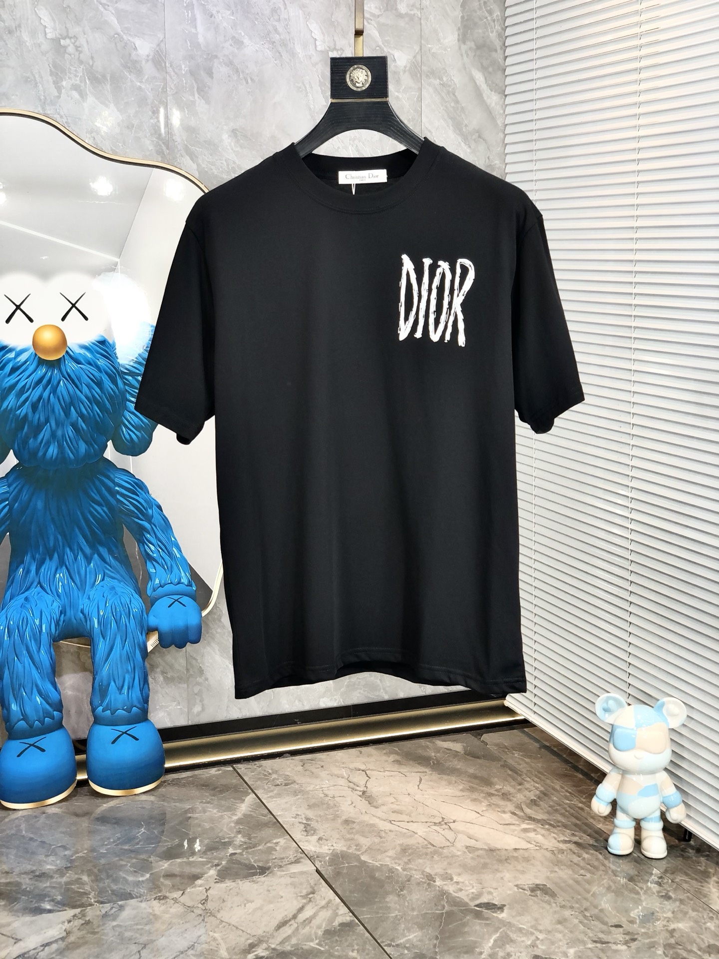 NO:159411,.Dior. Wear 200 kilograms. Loose version. Top products. New 2025 spring and summer new style. The latest short-sleeved round-neck T-shirt is available for sale in the counter. High-end customization. The design is avant-garde and fashionable!  Brand logo heavy craftsmanship design, high-end customized tensile fabric, soft feel, comfortable to wear, D counter-level exquisite car line, L fine workmanship, invincible and handsome upper body effect!  A must-have item for handsome men!  Count s-xxL.s wear 175/130,dior,T-shirt,tees,t-shirt,alexander wang19860909.Dior.穿200斤.宽松版 顶级货品2025春夏新款首发专柜最新款短袖圆领T恤 高端订制 设计前卫时尚！品牌logo重工艺设计 高端定制天丝面料.手感柔软.穿着舒适.D专柜级别精致车线.L做工精细.上身效果无敌帅气！型男必备单品！码数s-xxL.s穿175/130,,dior,T-shirt,tees，t-shirt,alexander wang,Men's clothing