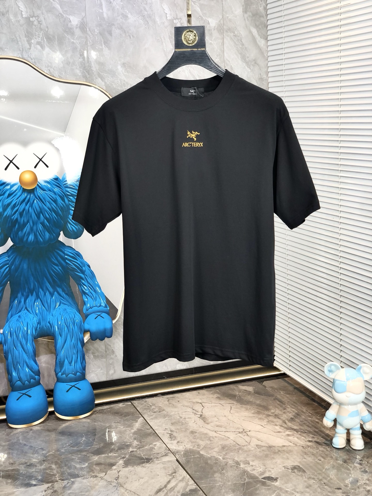 NO:159414,.Archaeon Bird. Wear 200 kilograms. Loose version. Top products. New spring and summer 2025 new first-time counter. Latest short-sleeved round-neck T-shirt. High-end customization. Avant-garde and fashionable design!  Brand logo heavy craftsmanship design, high-end customized tensile fabric, soft feel, comfortable to wear, D counter-level exquisite car line, L fine workmanship, invincible and handsome upper body effect!  A must-have item for handsome men!  Count s-xxL.s wear 175/130,arc'teryx,T-shirt,tees,t-shirt,alexander wang19860909.始祖鸟.穿200斤.宽松版 顶级货品2025春夏新款首发专柜最新款短袖圆领T恤 高端订制 设计前卫时尚！品牌logo重工艺设计 高端定制天丝面料.手感柔软.穿着舒适.D专柜级别精致车线.L做工精细.上身效果无敌帅气！型男必备单品！码数s-xxL.s穿175/130,arc'teryx,T-shirt,tees，t-shirt,alexander wang,Men's clothing